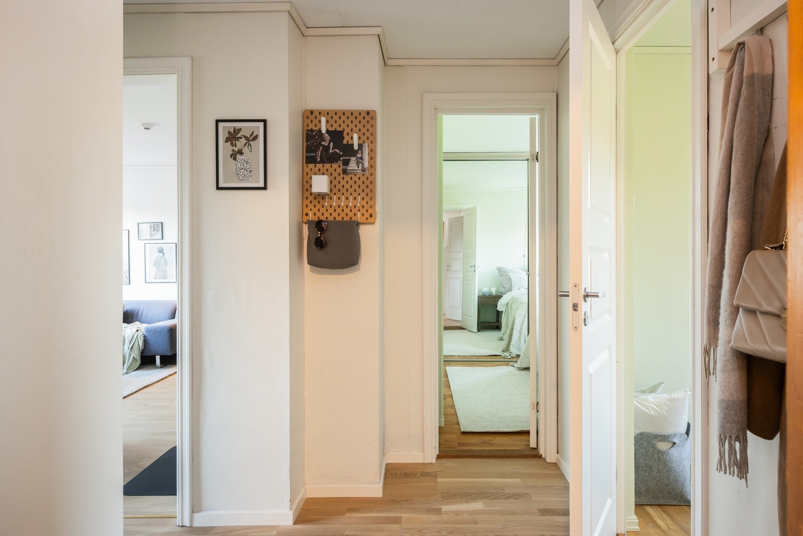 Praktisk planløsning med to soverom som vender mot bakgården, og kjøkken, stue og balkong mot ettermiddags- og kveldssola. Galleribilde