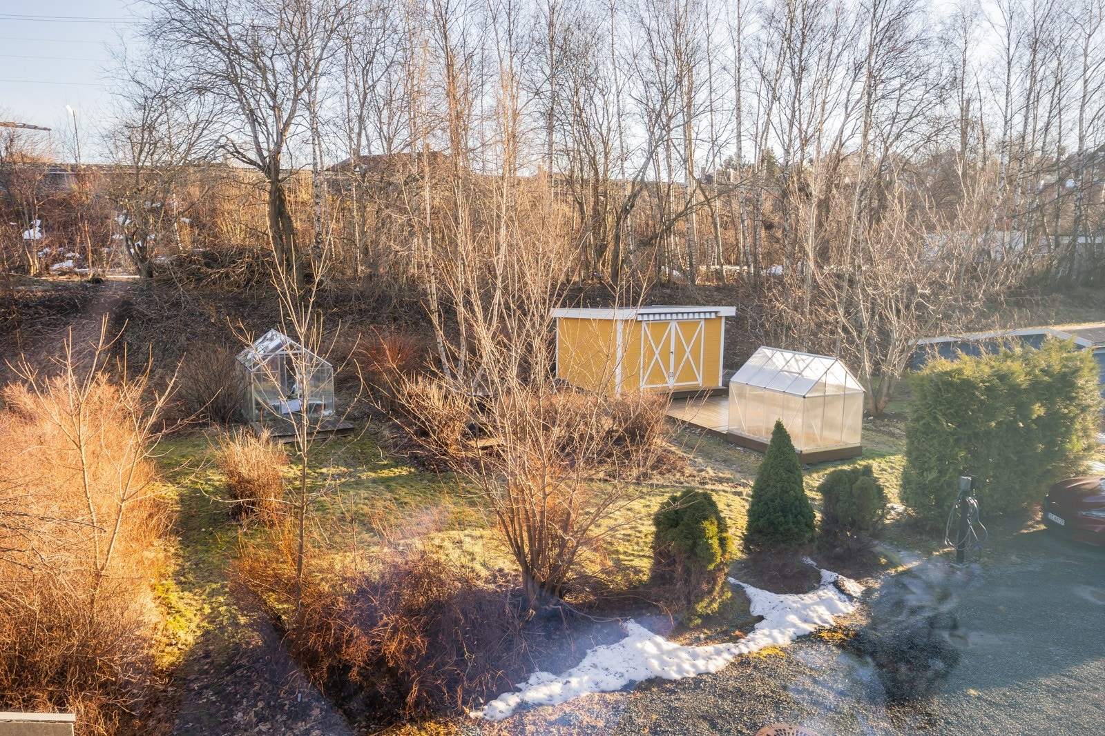 I tillegg til bolig, balkong, bod i kjeller og p-plass med lader i bakgården disponerer boligen en egen hageparsell på baksiden av bygget. Galleribilde