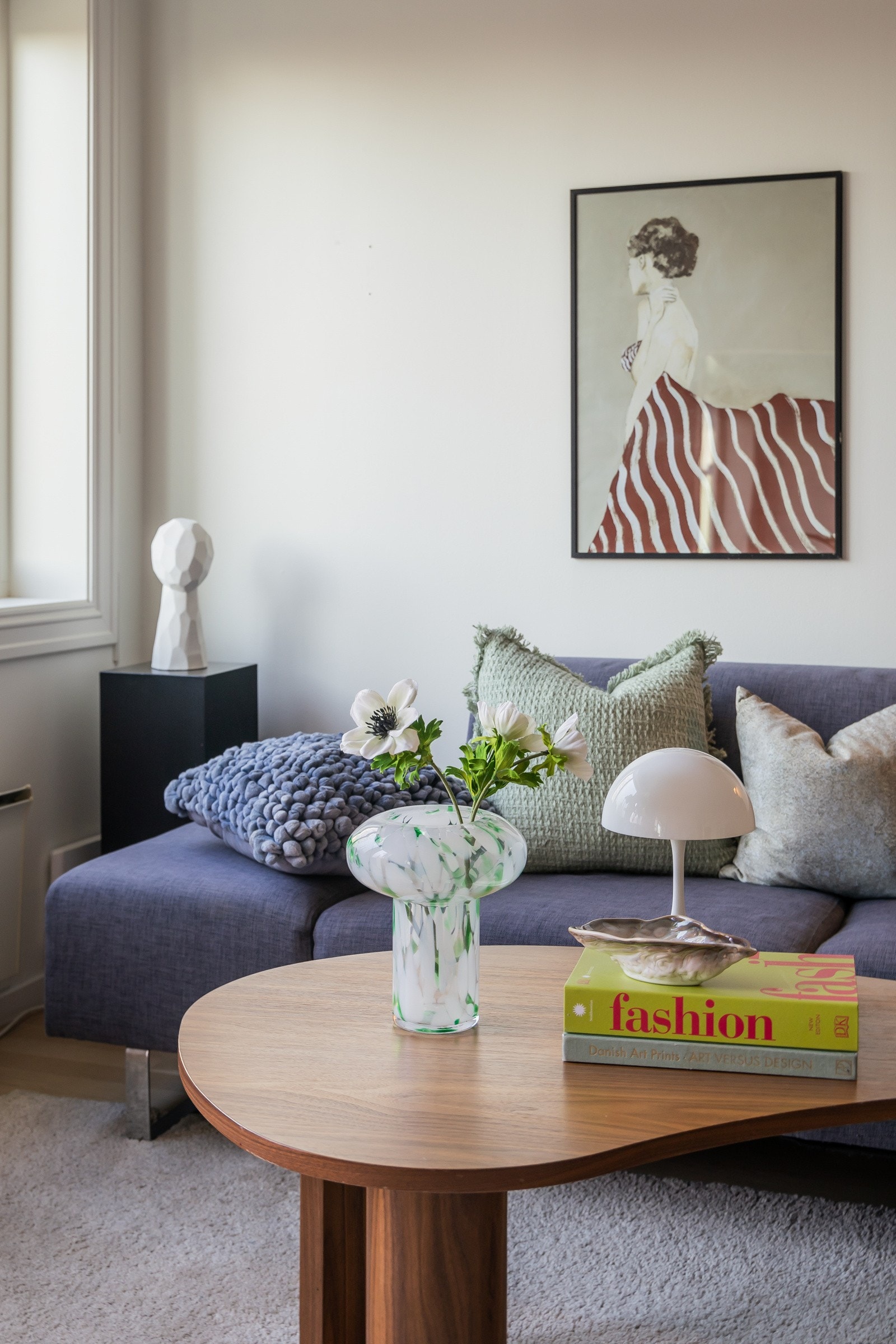 Stua som øvrige deler av boligen nyter private omgivelser, godt skjermet fra både støy og innsyn. Galleribilde