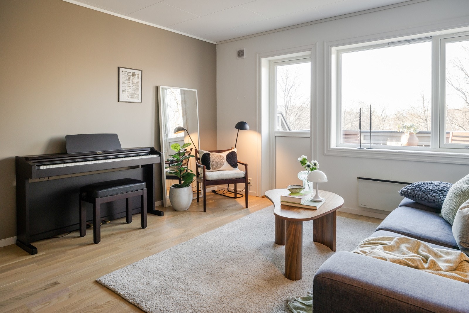 Lys stue som utgjør ca. 17,5 kvm og fremstår som romslig med rikelig lysinnslipp fra utstrakte vindusflater. Galleribilde