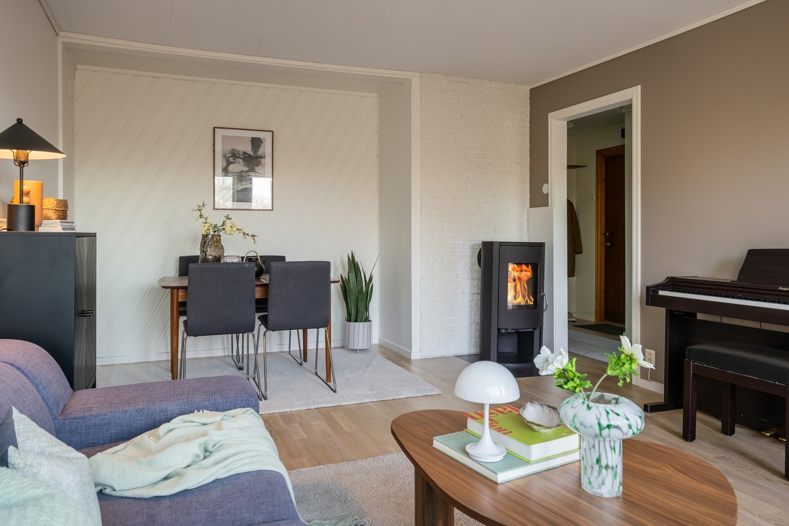 Det ble montert ny vedovn i 2016 i stuearealet. Galleribilde