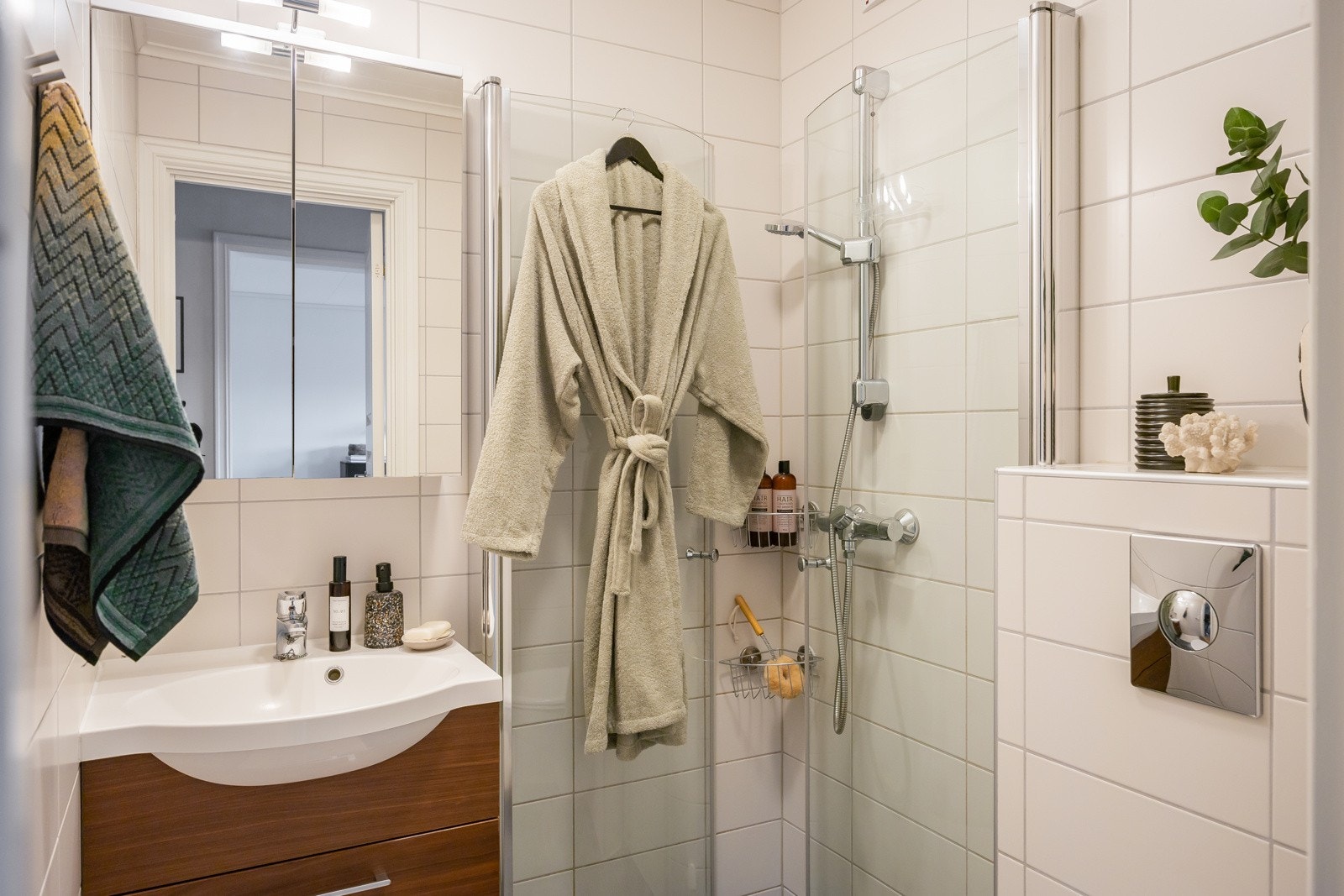 Flislagt baderom med gulvvarme og mekanisk avtrekk. Badet ble oppgradert i 2010, og fremstår uten feil iht. takstrapport. Galleribilde