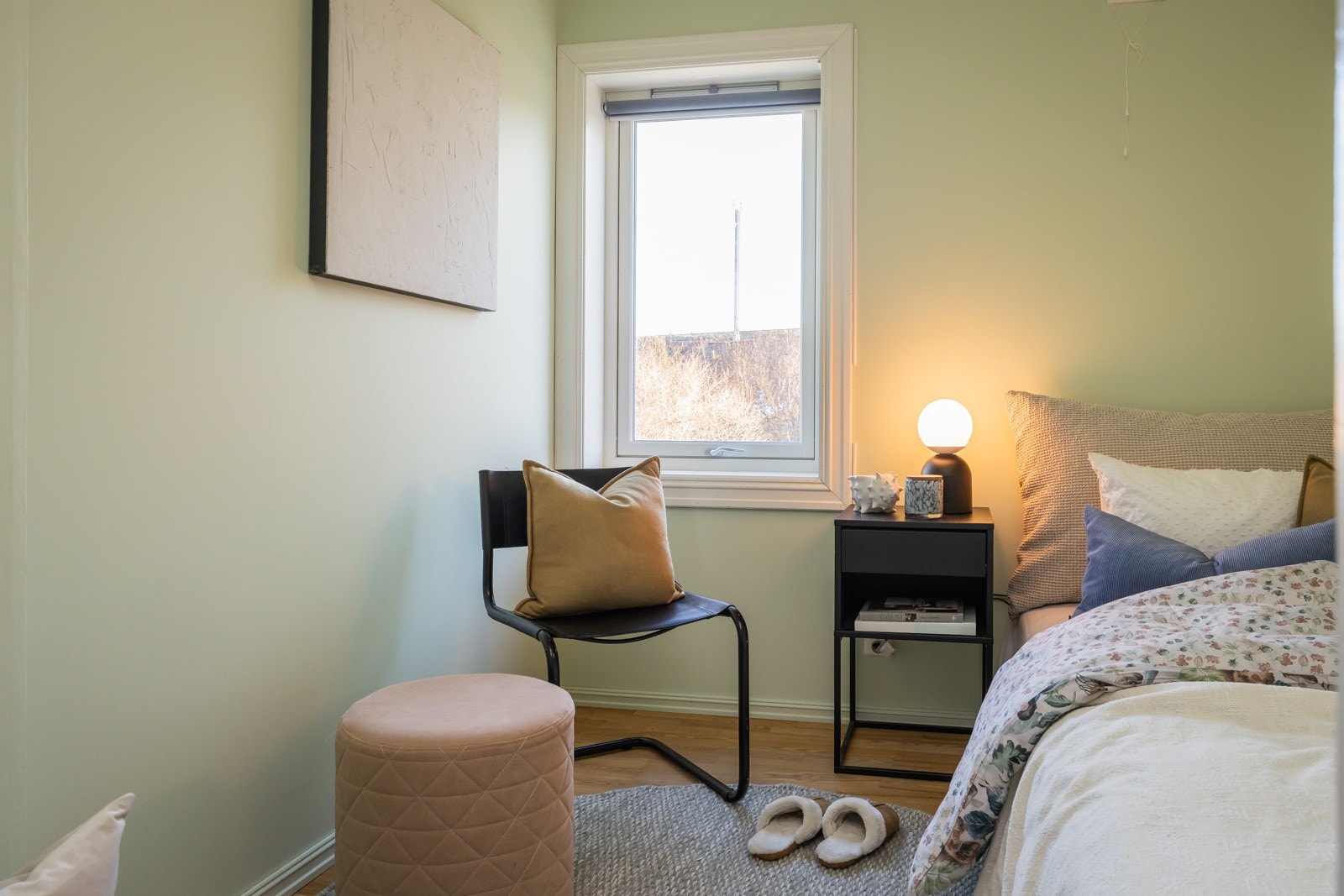 Soverommets utforming gir naturlig plass for seng og garderobeskap. Galleribilde