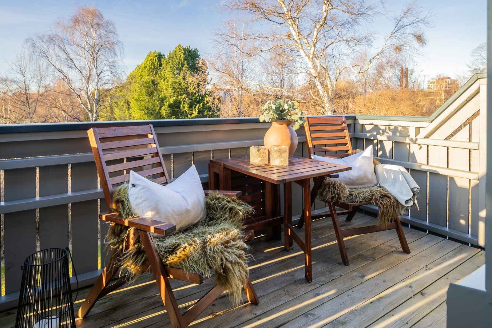 Privat balkong og usjenert med fritt utsyn mot naturlige omgivelser og ypperlige solforhold fra ca. kl. 14-22.30 på sommerstid. Galleribilde