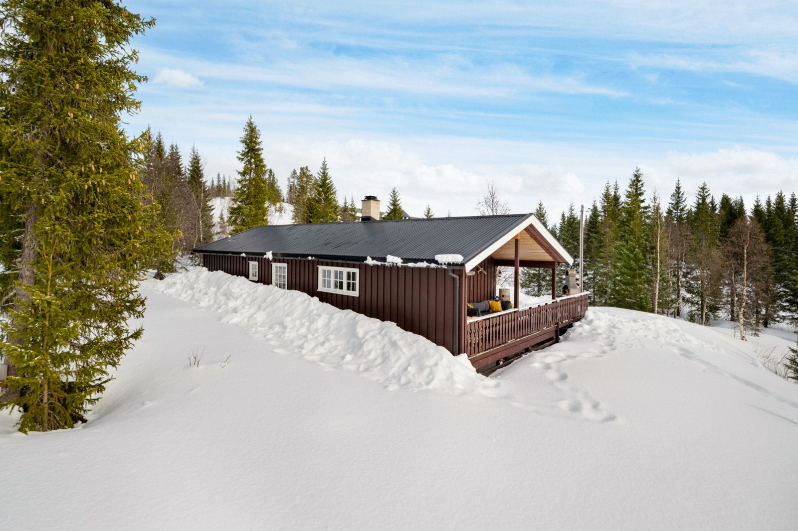 Hytta ligger like ved Nordpå fjellhotell med flott restaurant og flere arrangerte konserter gjennom året. Galleribilde