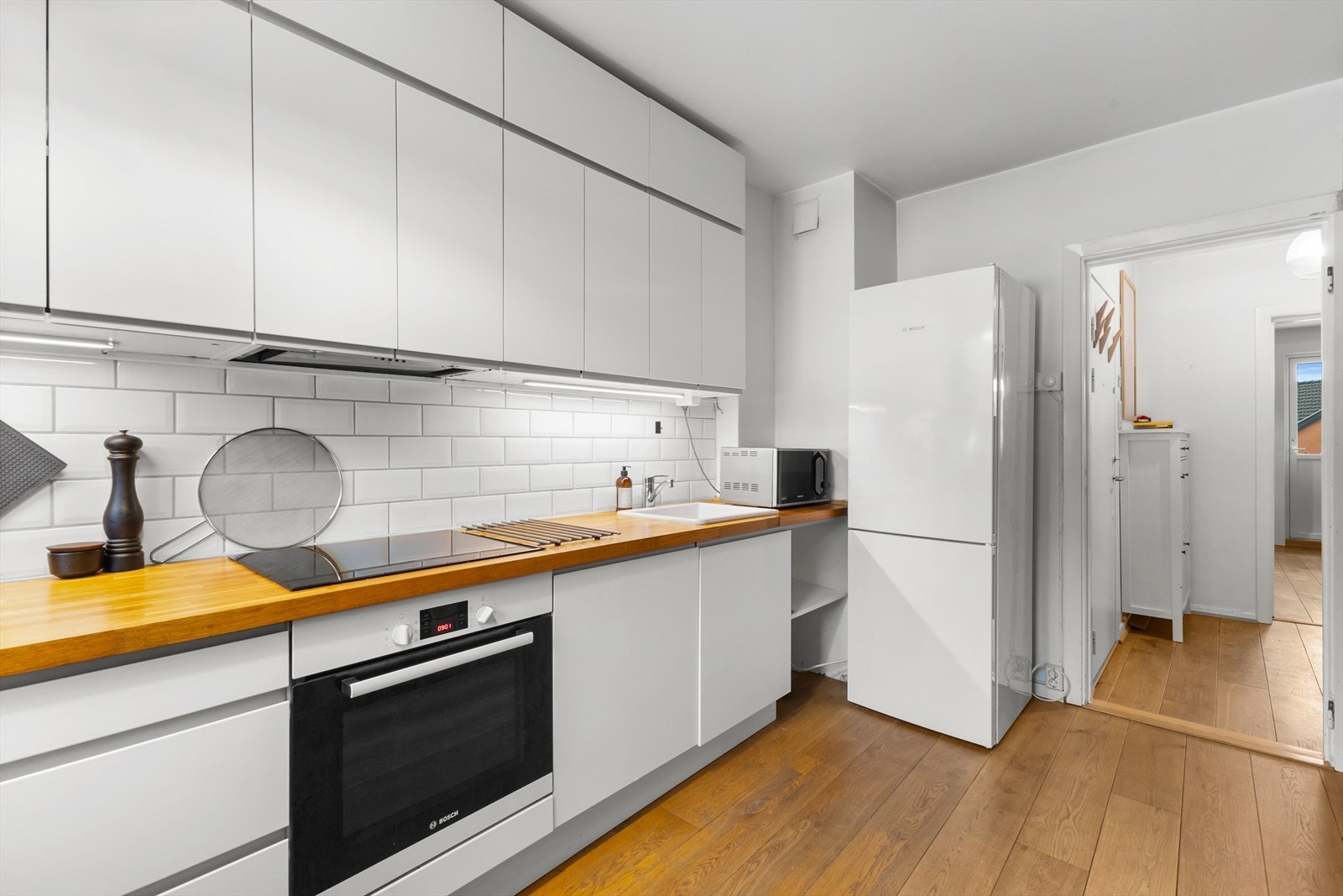 Kjøkkenet har integrert platetopp, stekeovn og oppvaskmaskin. Galleribilde