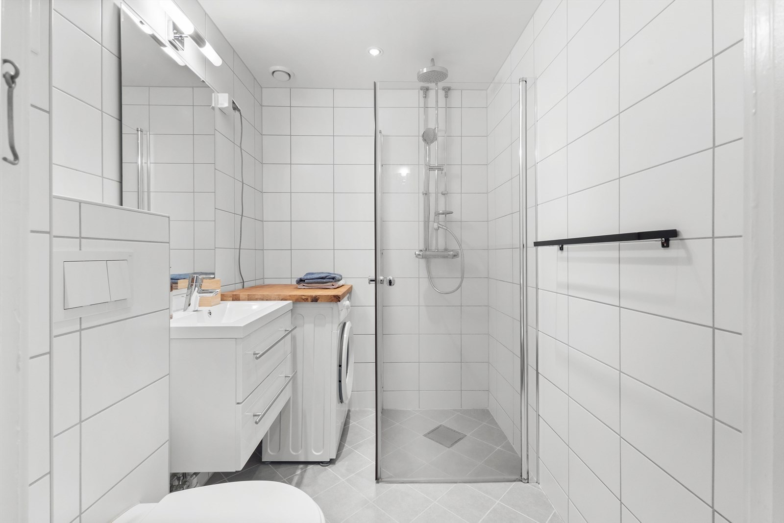 Leiligheten har et pent flislagt baderom med elektrisk gulvvarme og downlights i himlingen. Badet ble pusset opp i regi av borettslaget i 2016. Galleribilde