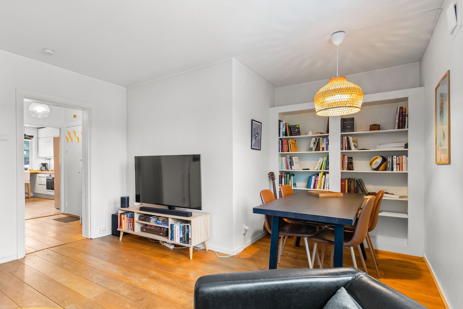 Planløsningen åpner opp for flere møbleringsmuligheter med god plass til sofagruppe, TV-møbler og spisebord med tilhørende stoler. Galleribilde