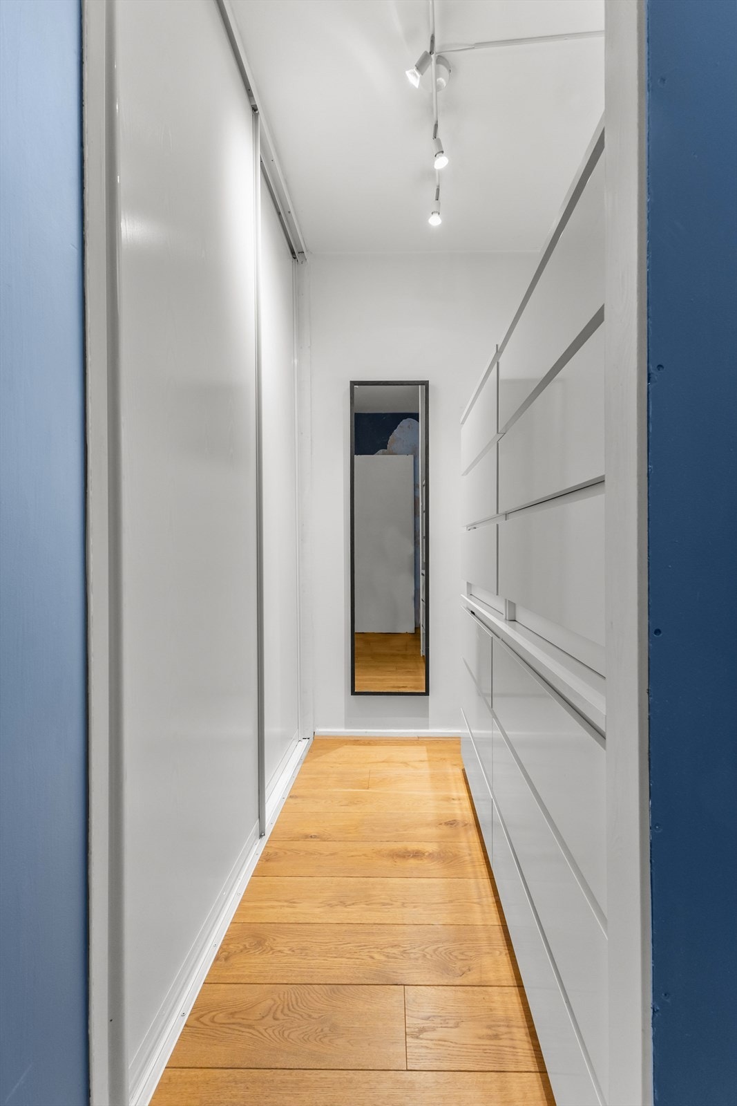 Rommet har også rikelig med oppbevaringsplass i en romslig skyvedørsgarderobe i walk-in-closet. Galleribilde