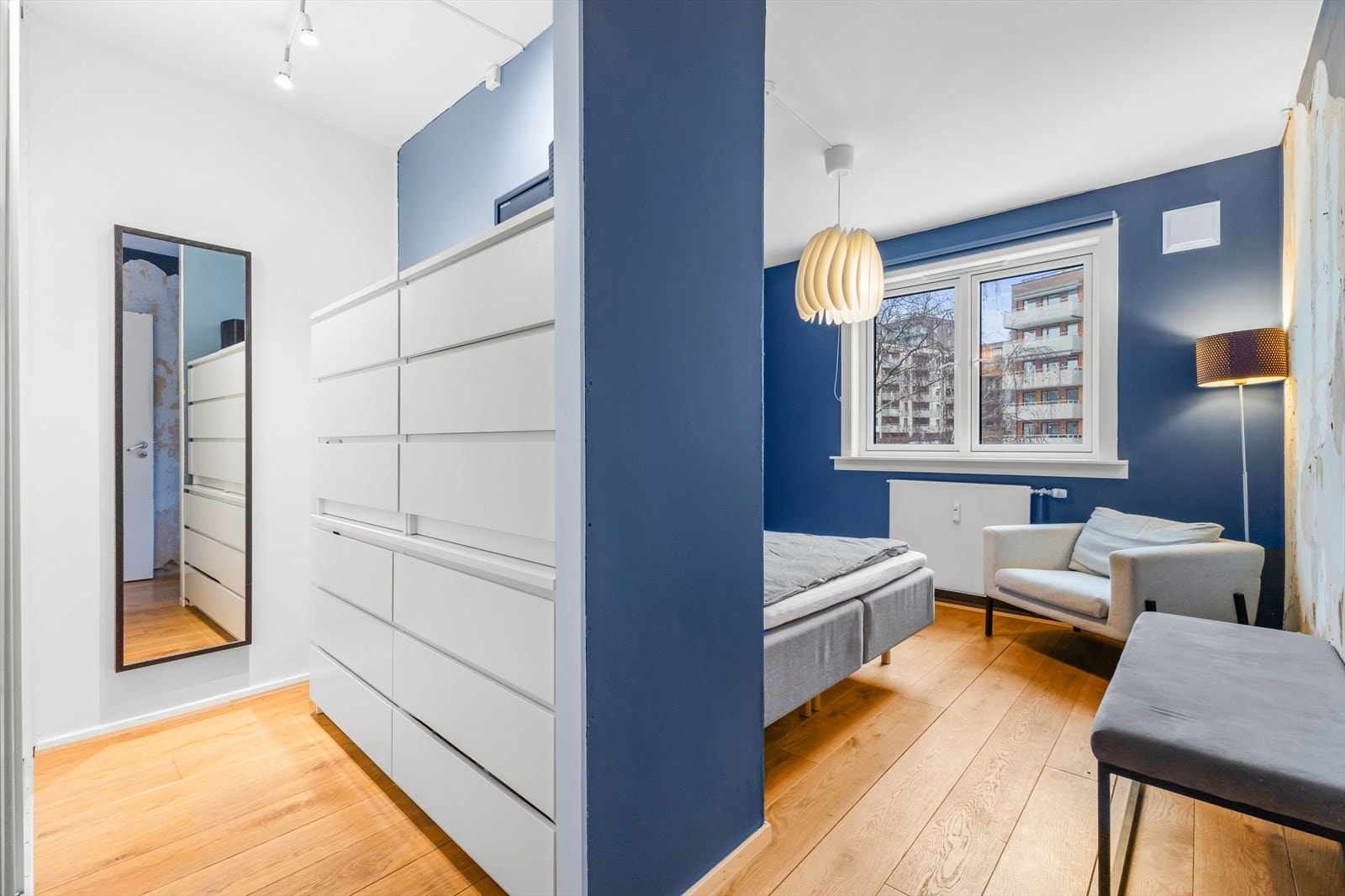 Et romslig soverom med praktisk walk-in-closet. Her har du plass til dobbeltseng, nattbord og tilhørende møbler Galleribilde