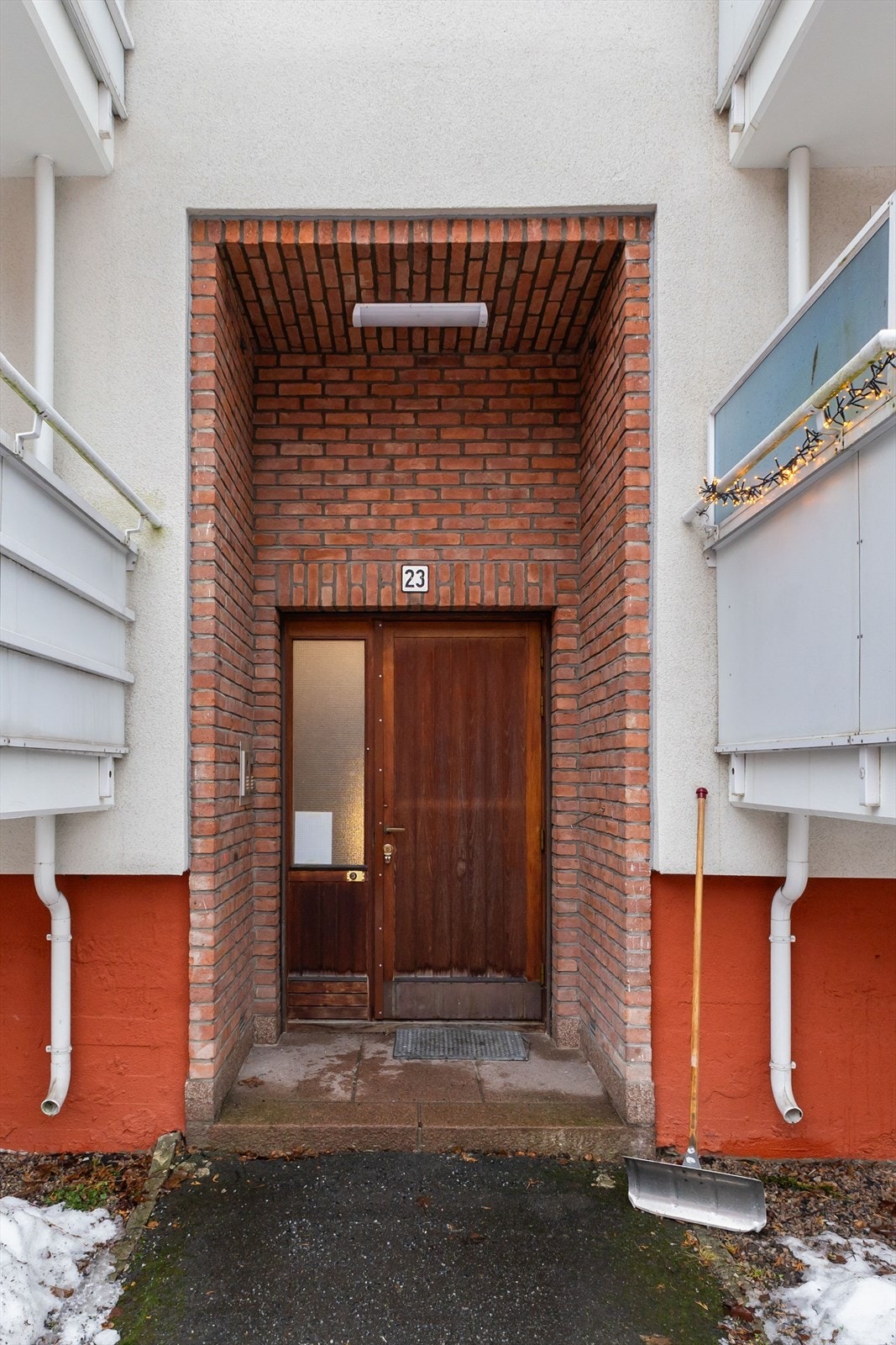 Leiligheten disponerer en loftsbod med gulvflate målt til 9 m², samt en kjellerbod på ca. 3 m². Galleribilde