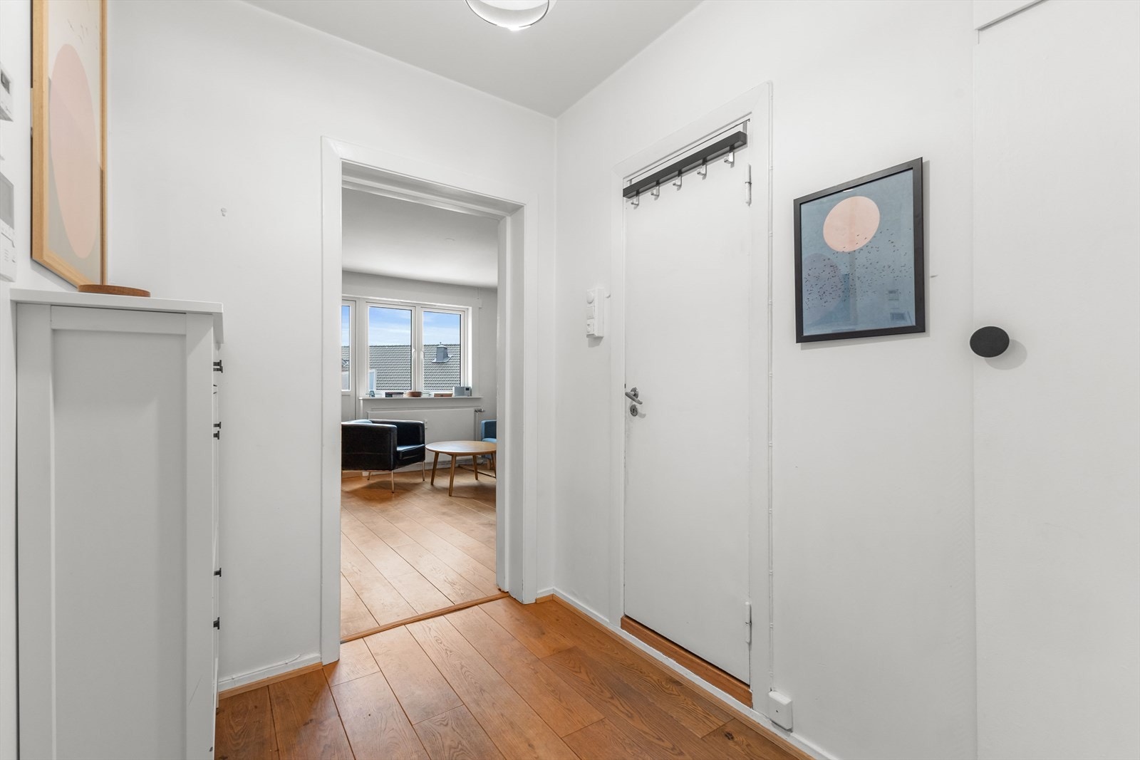 Velkommen inn! En praktisk entré med god plass til yttertøy og sko, enten i skoskap eller på hylle. Galleribilde