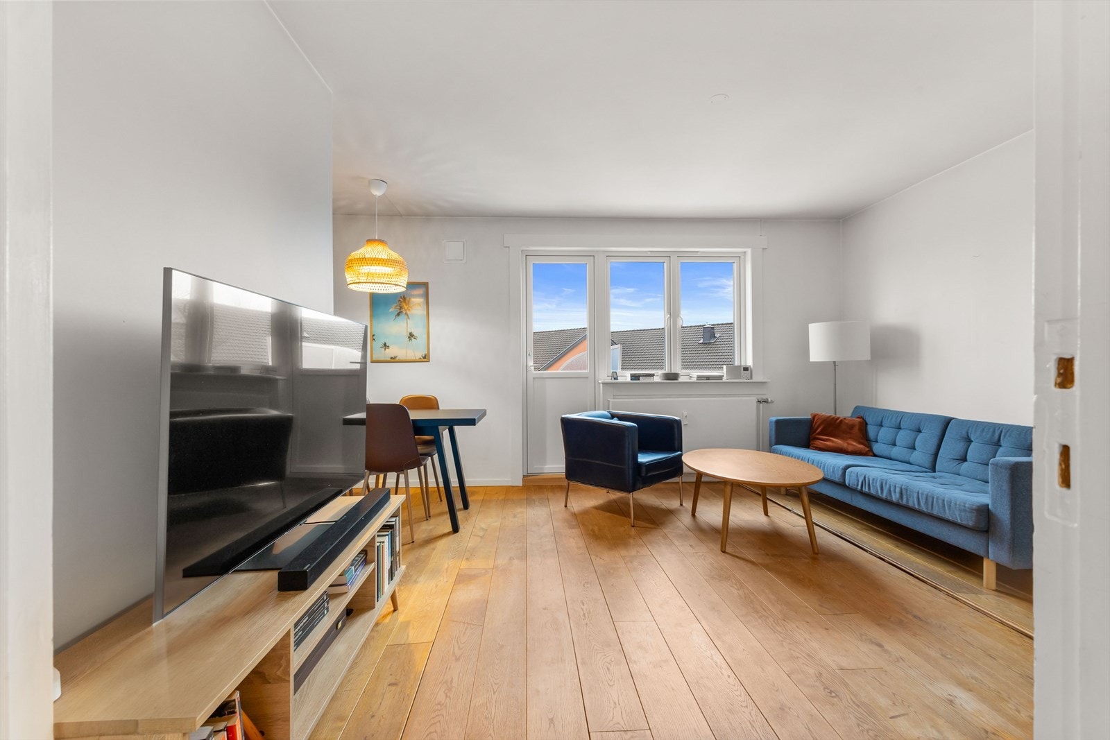 Stuen er lys og luftig med store vindusflater som sørger for rikelig med innslipp av naturlig lys. Galleribilde