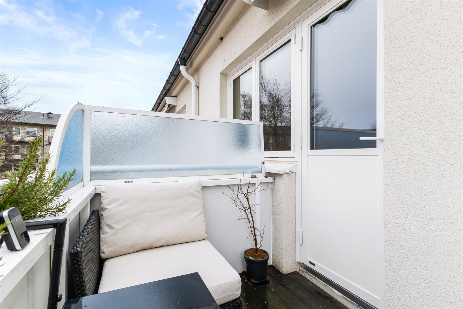 I vår- og sommerhalvåret blir balkongen en naturlig forlengelse av stuen, perfekt for hyggelige stunder med familie og venner. Galleribilde