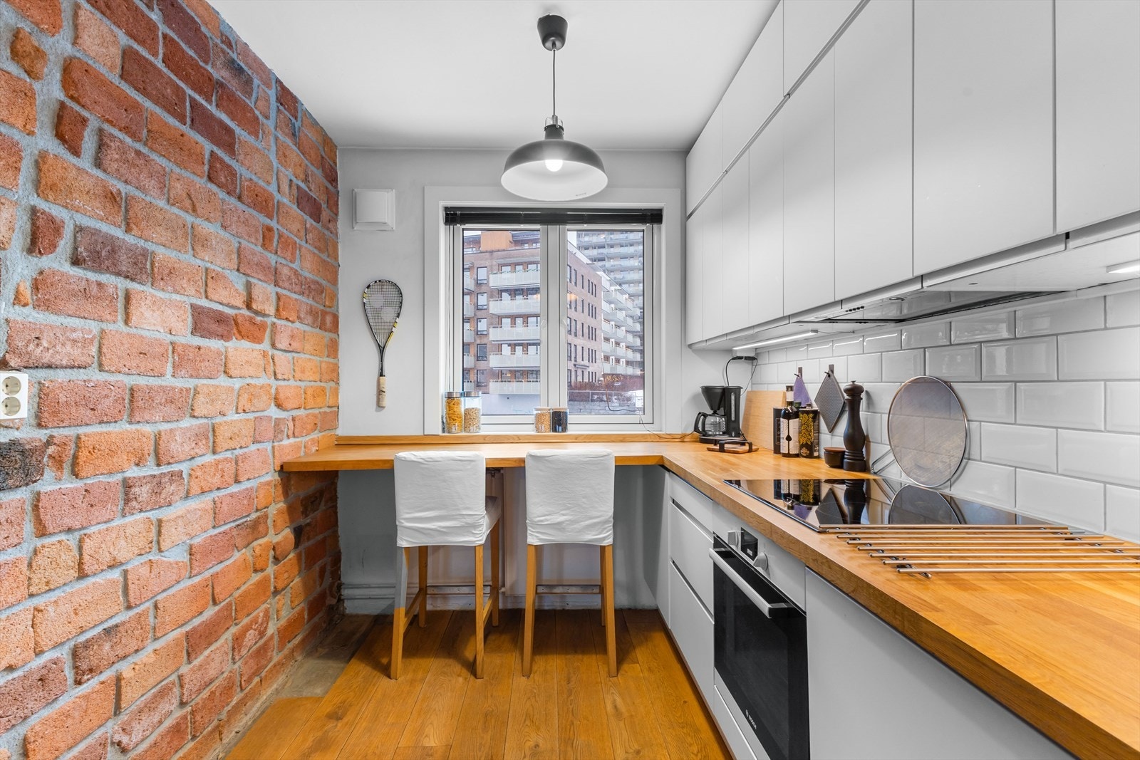 Kjøkkenet har glatte fronter og heltre benkeplate med nedfelt vask. Galleribilde