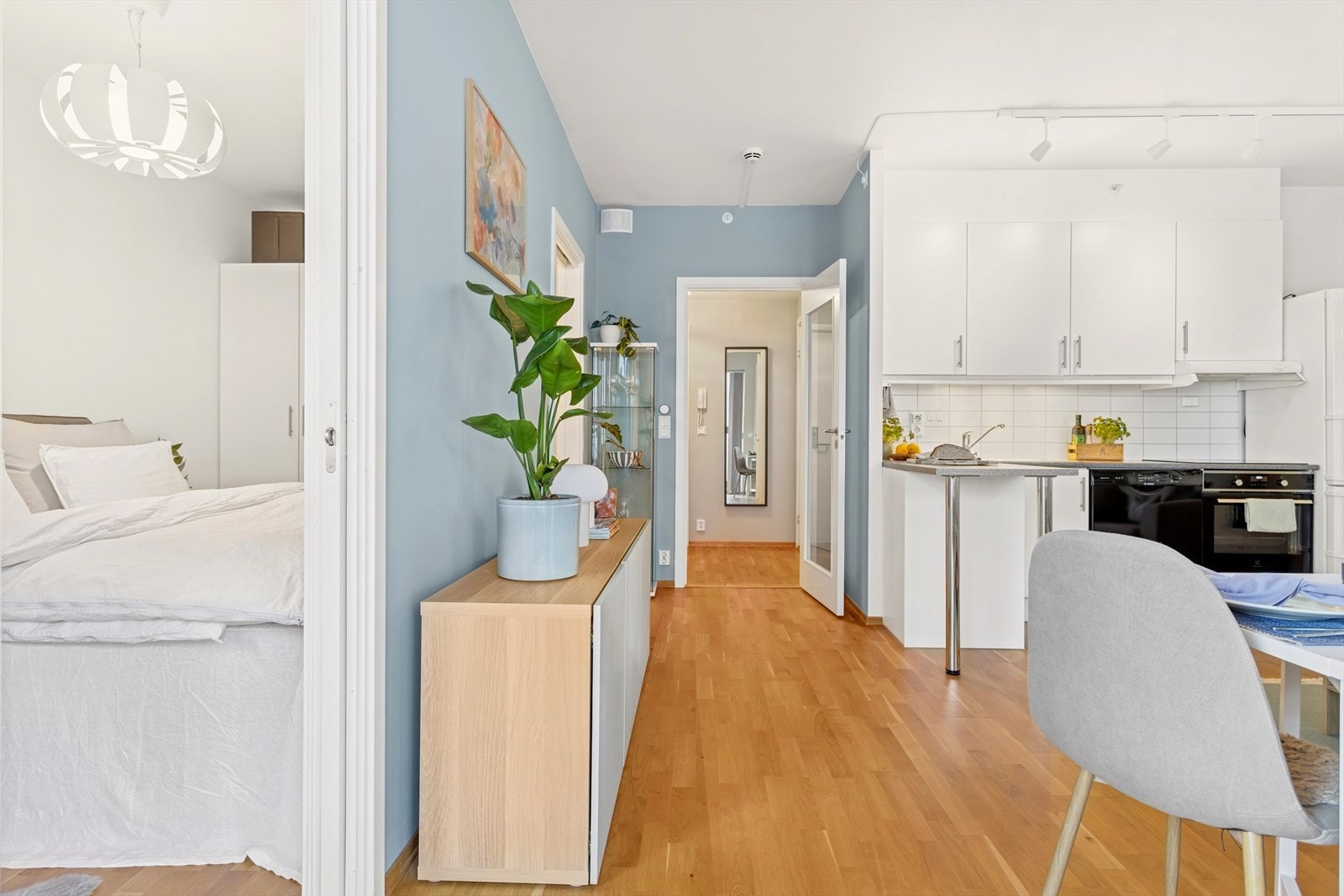 Varmtvann, fyring og internett er inkludert i felleskostnader. Galleribilde