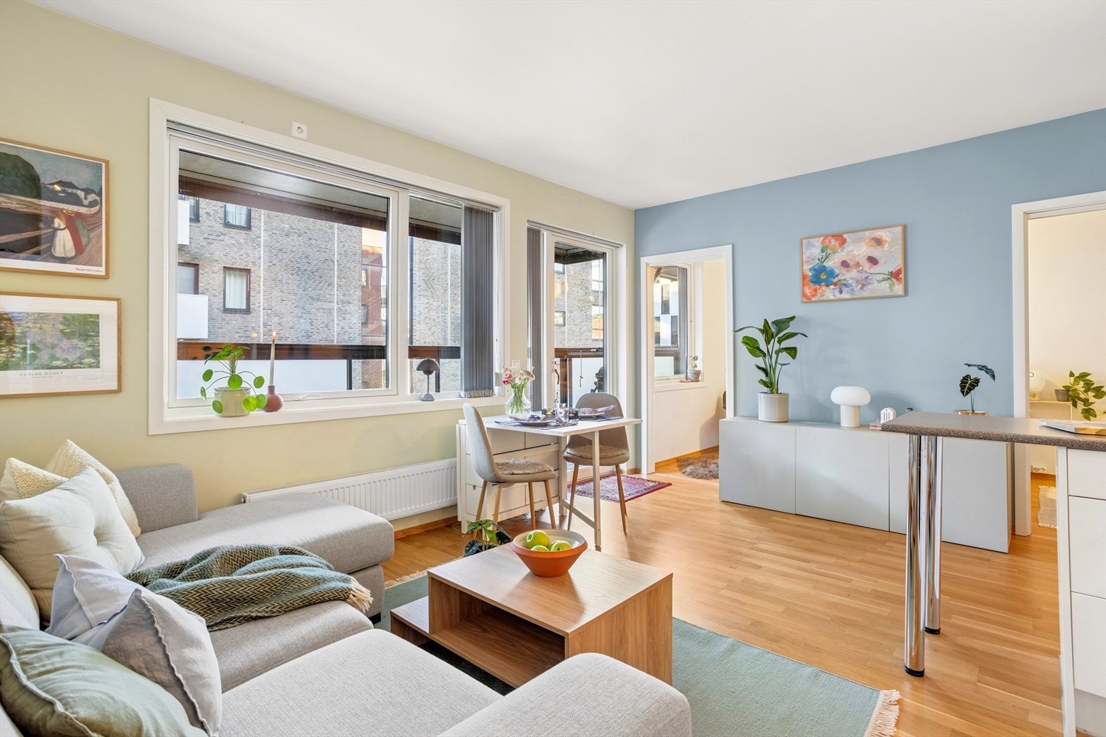 Stuen og kjøkkenet ligger i åpen løsning, noe som gjør dette til et sosialt rom. Galleribilde