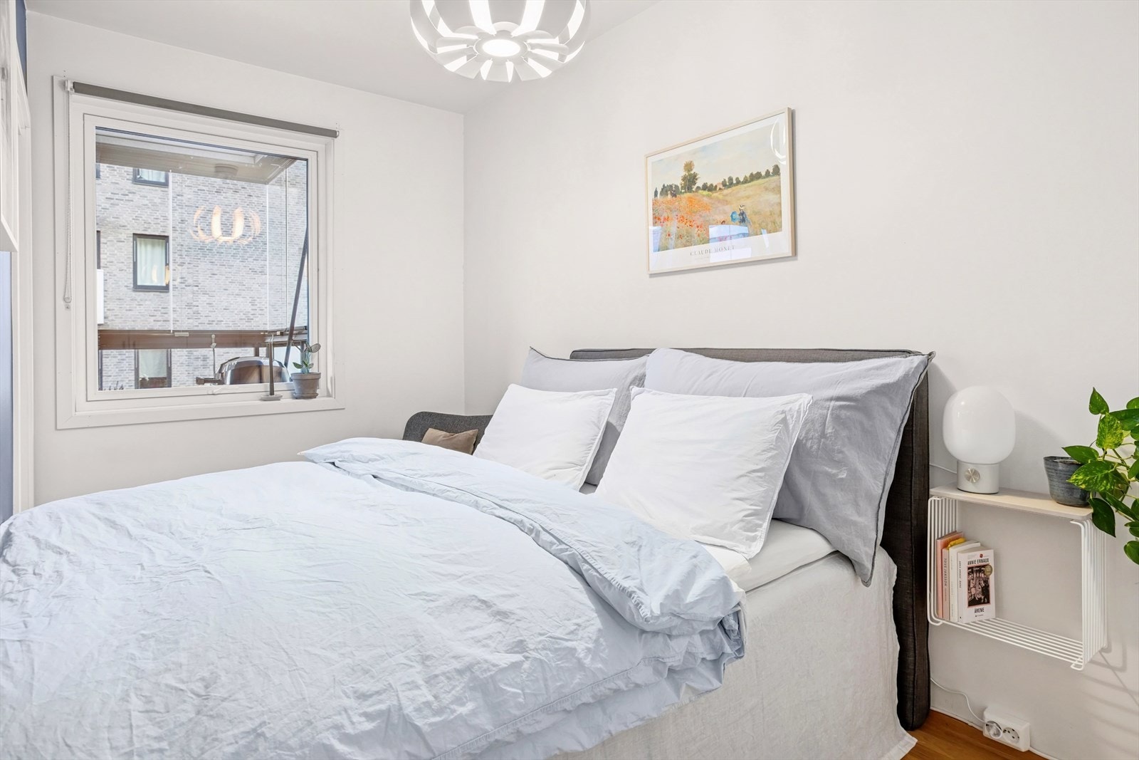 Det er god plass til stor seng med nattbord på hver side. Galleribilde