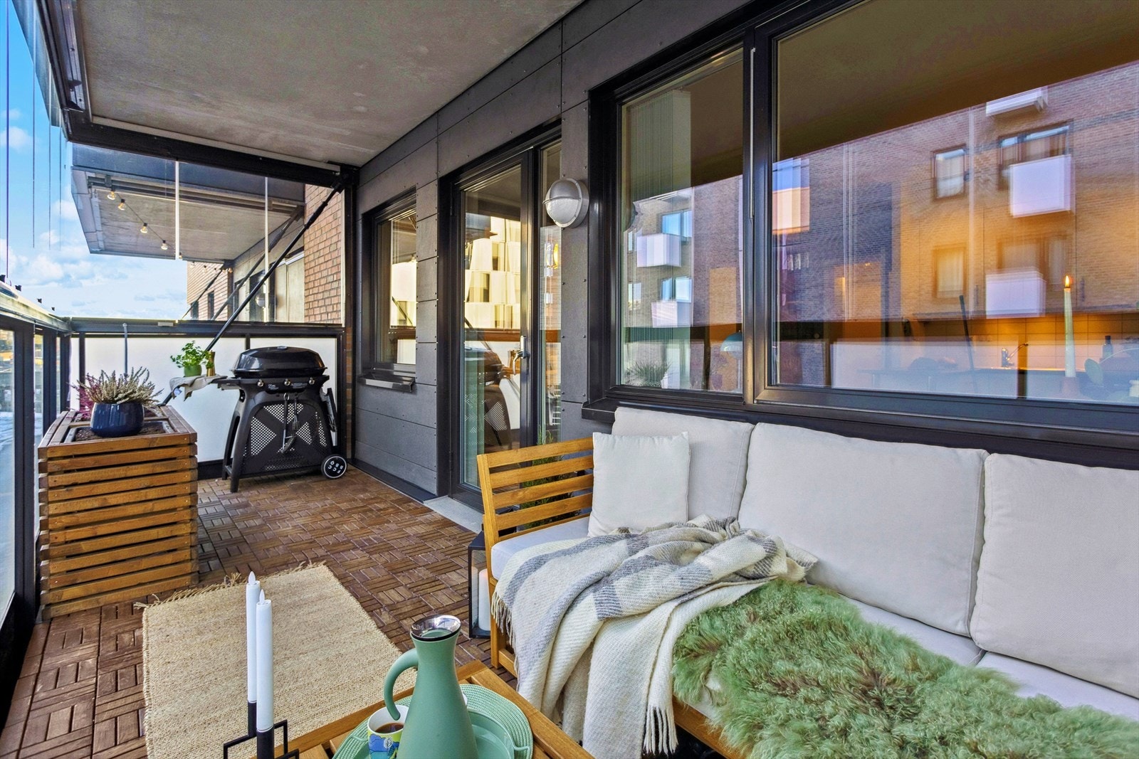 Det er lagt impregnerte trefliser på gulvet, lys og stikk er montert. Her er det god plass til sittegrupper, grill m.m Galleribilde