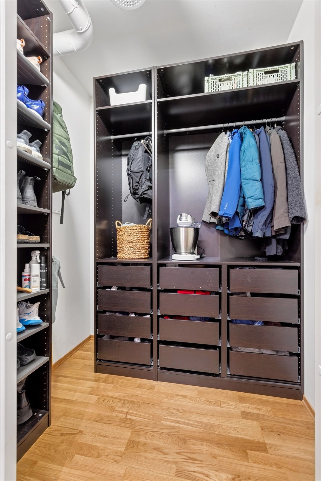 Ved entreen finner vi den innvendige boden. Et meget praktisk rom, med god plass til oppbevaring. Garderobeskapene medfølger. Galleribilde