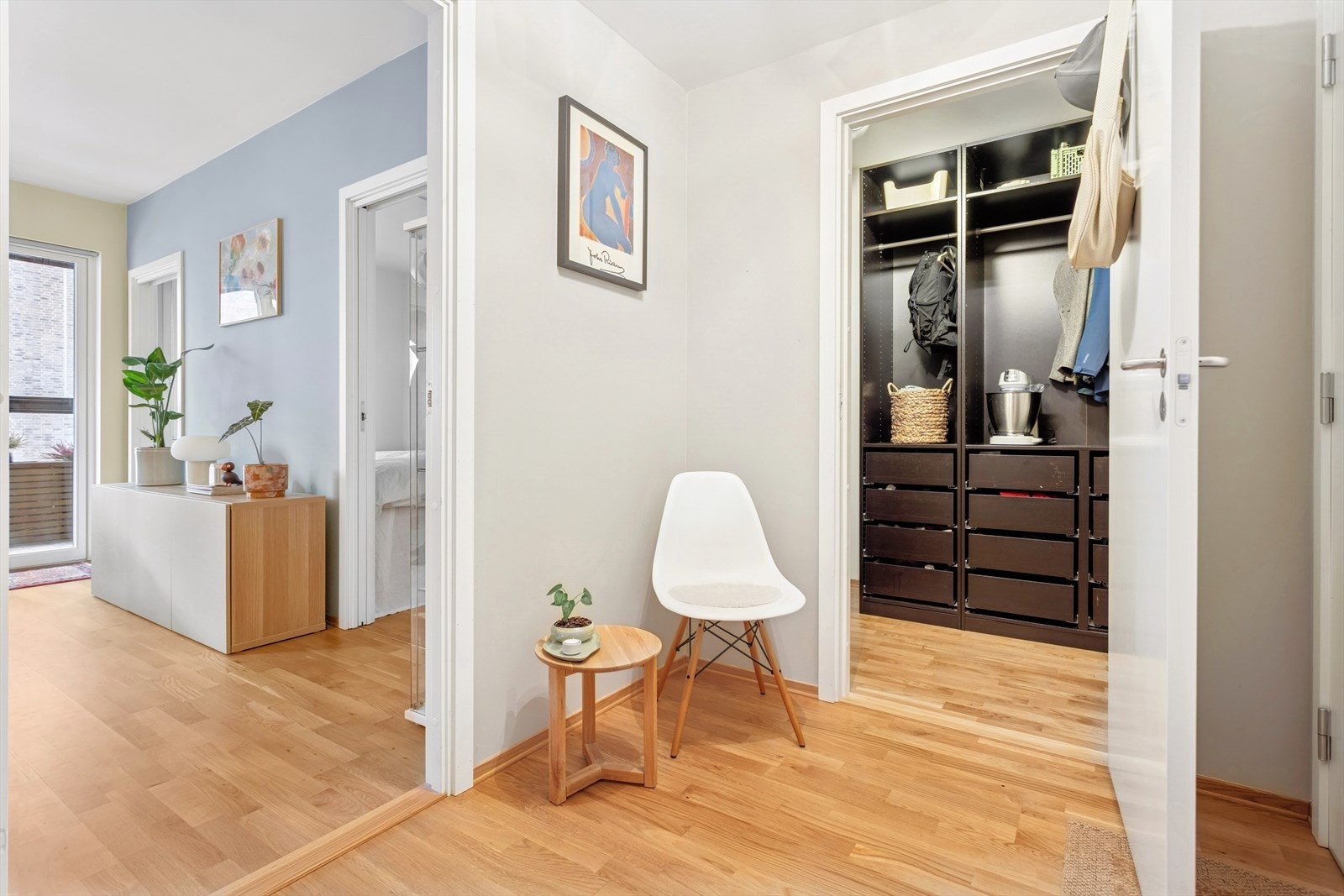 Du kommer hjem til en romslig entré, her har du både porttelefon og meget god plass til å henge fra deg yttertøy og sette fra deg sko. Galleribilde