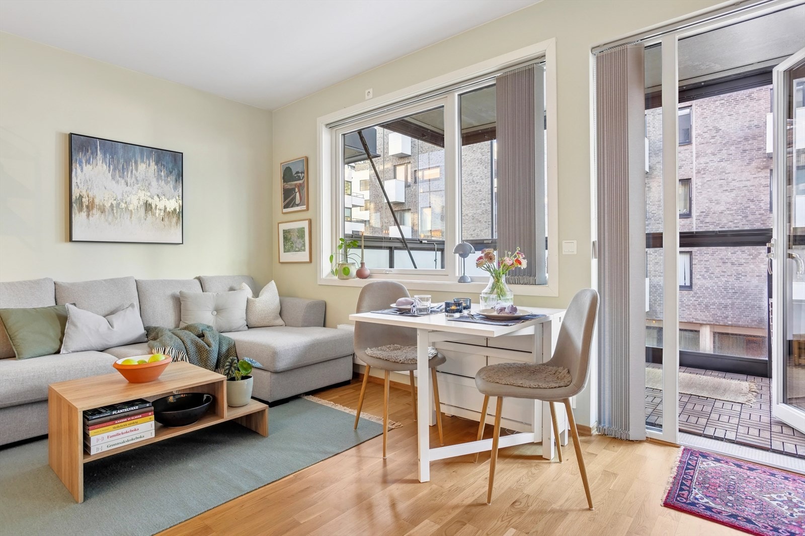 Det er parkett i alle oppholdsrom, veggene er malt i tidsriktige farger. Galleribilde