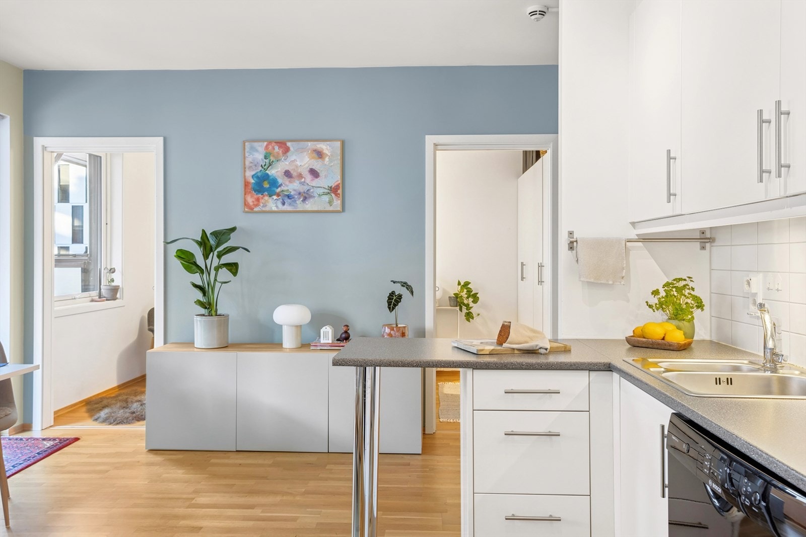 Integrert oppvaskmaskin, stekeovn og nedfelt platetopp medfølger salget. Det er montert vannstoppsystem og komfyrvakt. Galleribilde