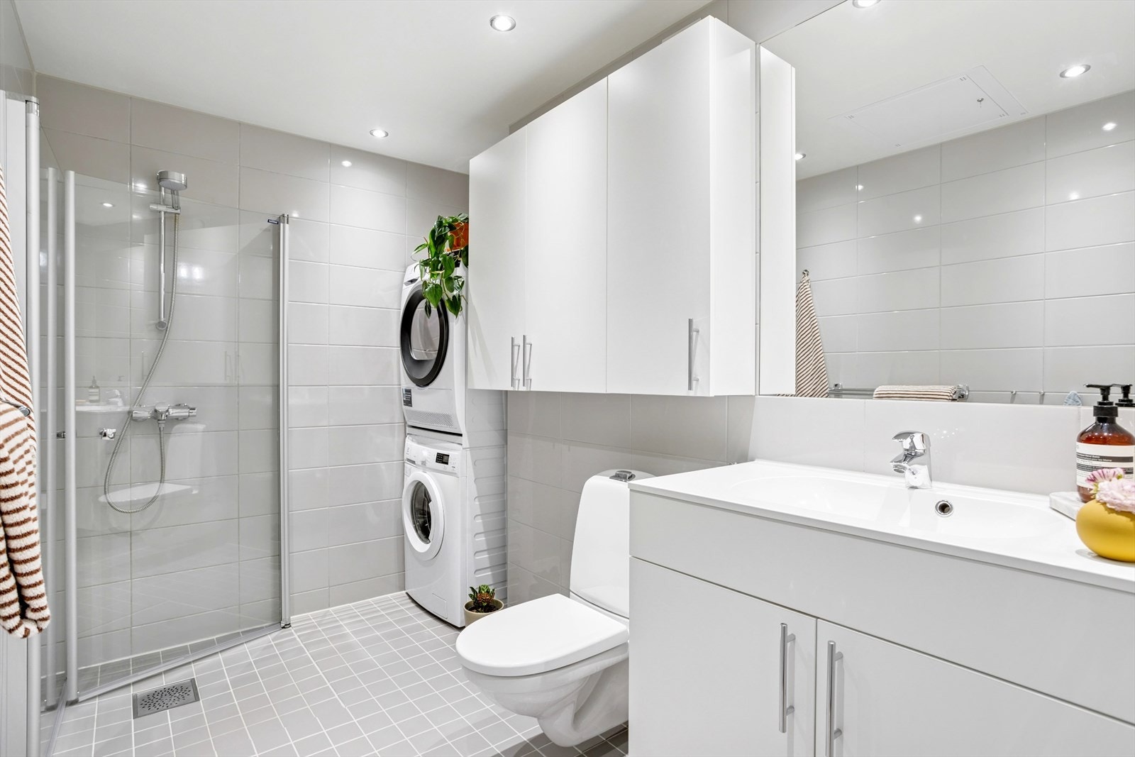 Badet er fra 2018, renovert i regi av borettslaget, det er downlights i tak og varmekabler på gulv. Galleribilde