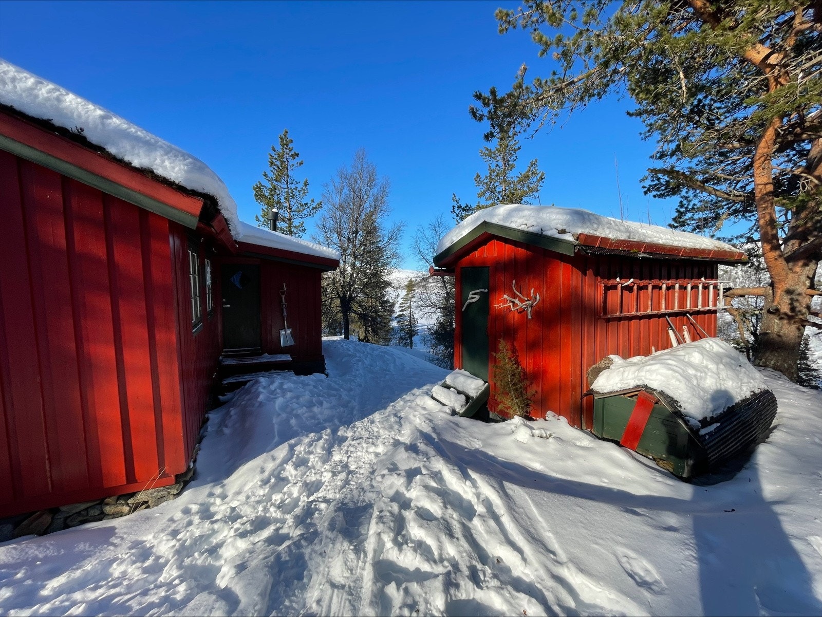 Inngangsparti og utebod Galleribilde