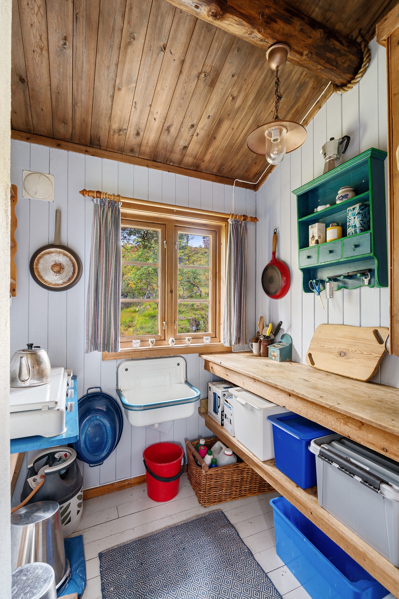 Enkel kjøkkenplass med gasskomfyr Galleribilde