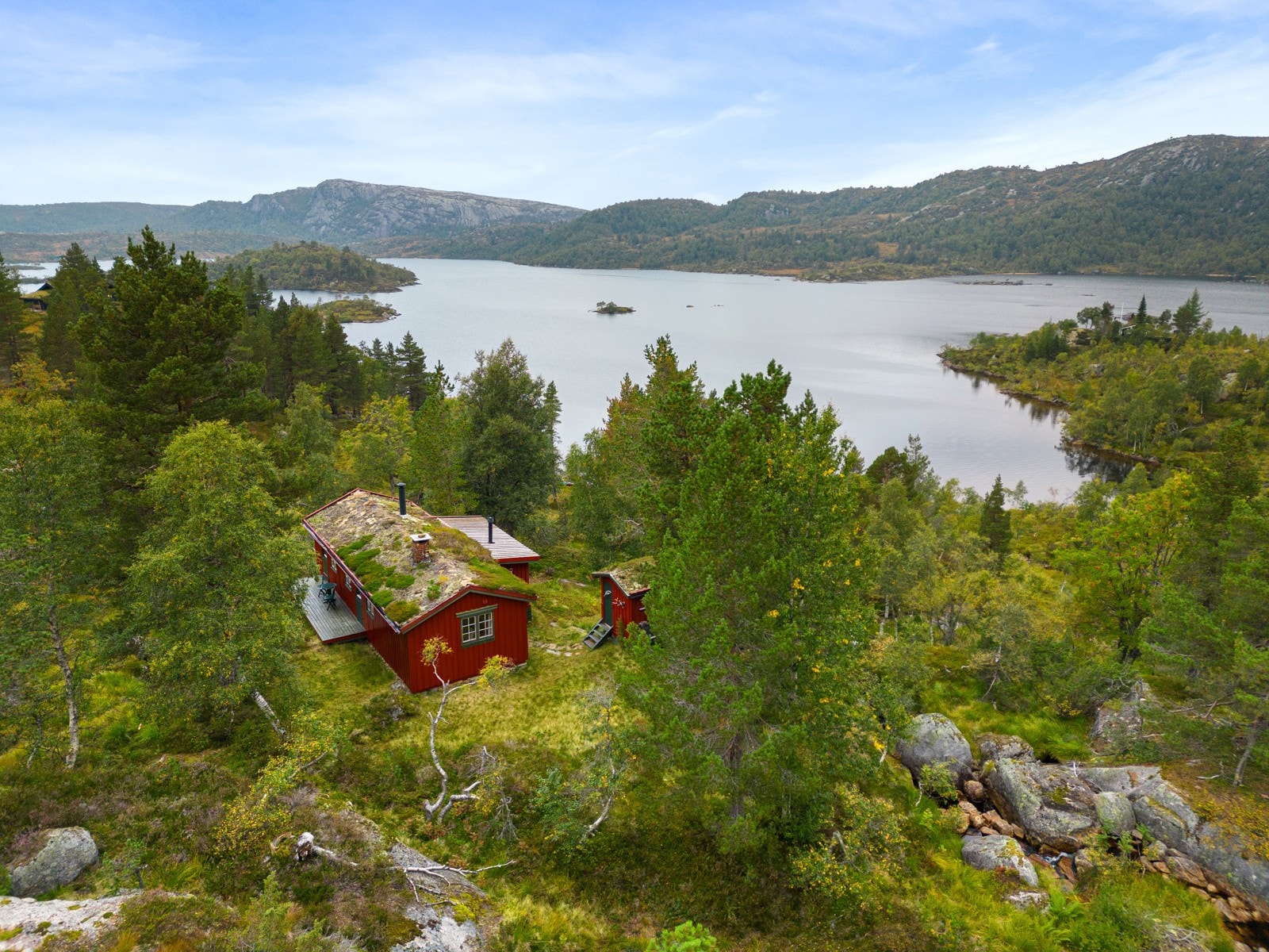 Usjenert i vakker natur, like ved fiskevann Galleribilde