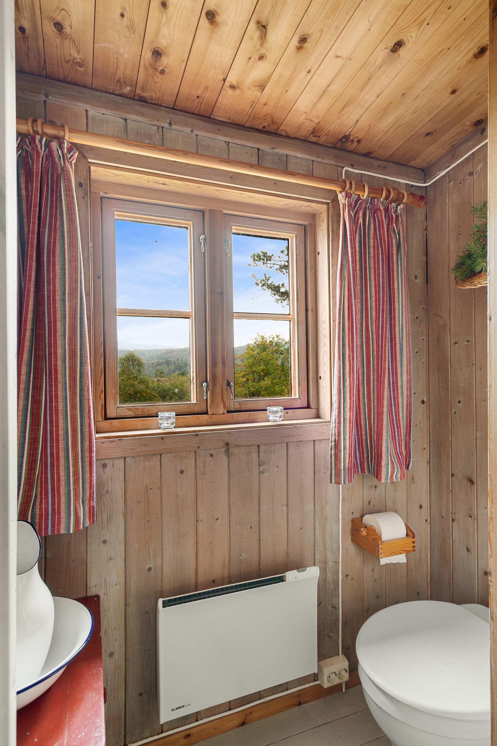 Toalettrom med snurredass Galleribilde