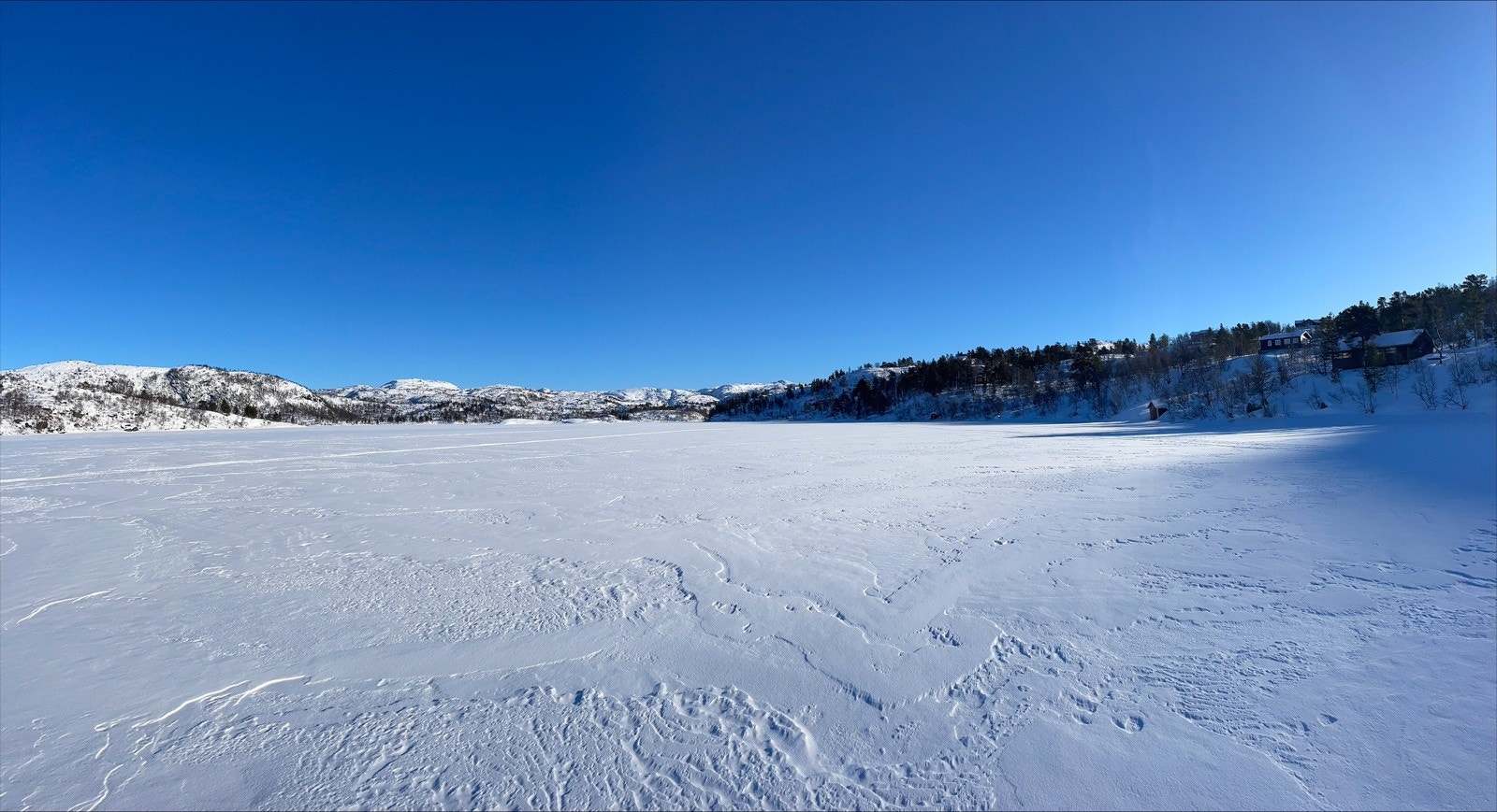 Fin skitur over vannet frem til hytten Galleribilde