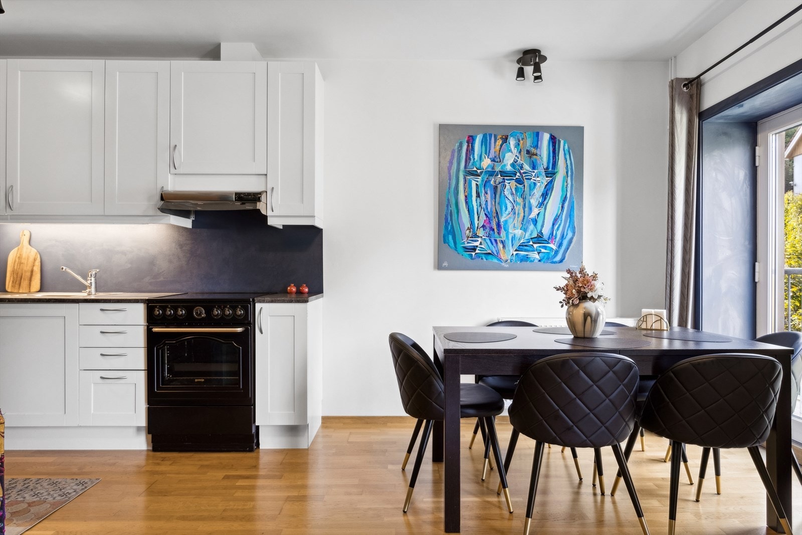 Stuen har god plass til både sofagruppe og spisebord. Galleribilde