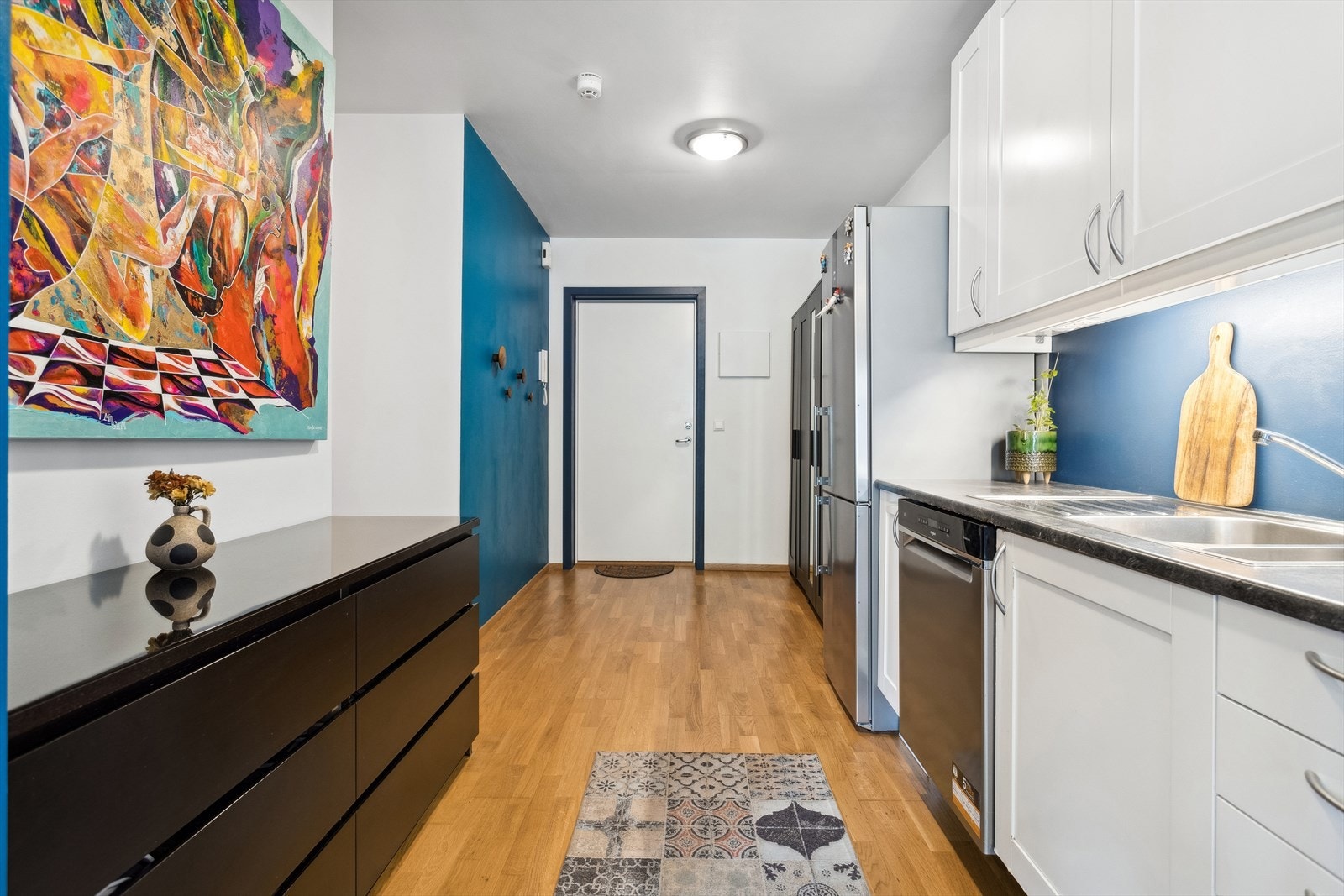 Kjøkkenet har opplegg til oppvaskmaskin og frittstående komfyr samt integrert ventilator. Galleribilde