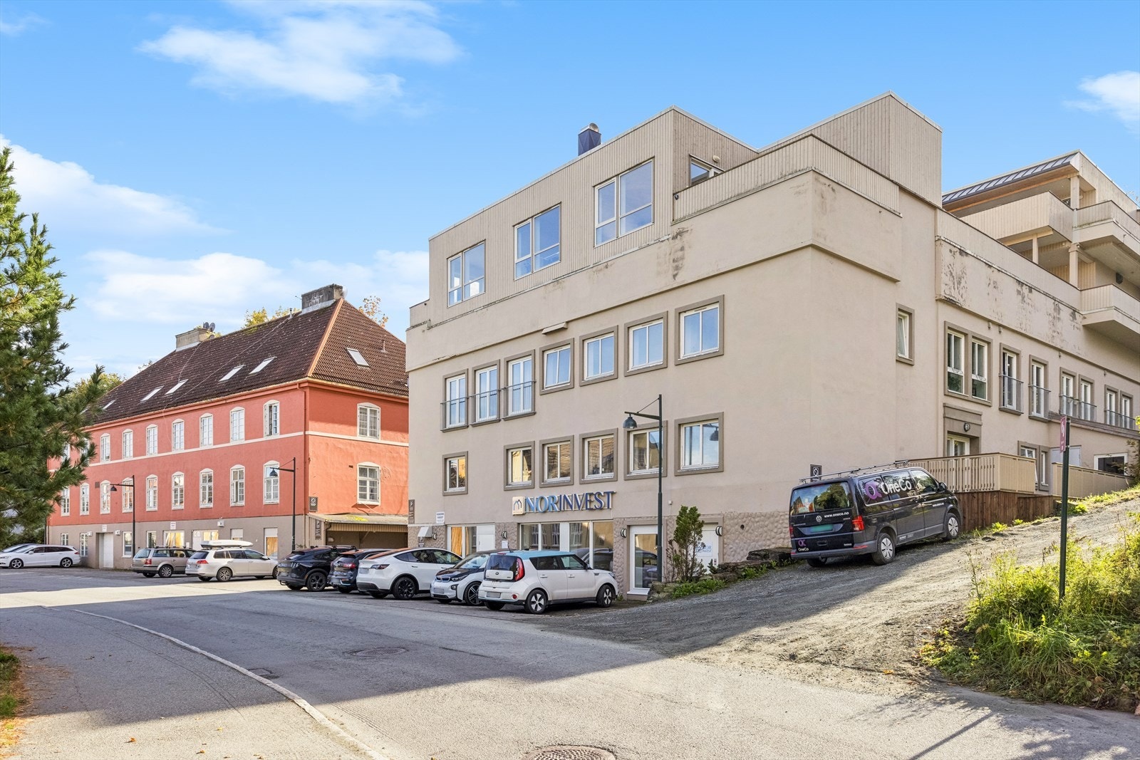 Området er godt dekket av kollektivtransport med hyppige avganger til Trondheim sentrum. De store studiestedene NTNU Gløshaugen, Handelshøyskolen og BI ligger også innen gang- og sykkelavstand. Galleribilde