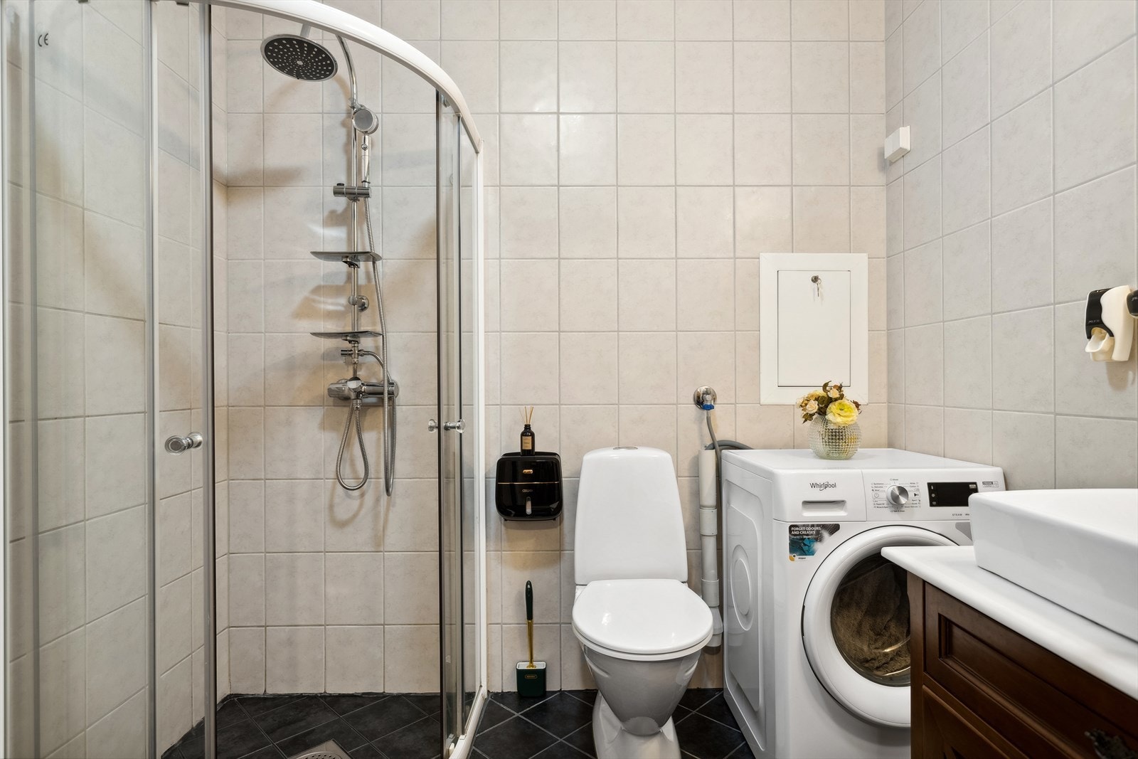 Baderommet er ca 4 m² og har flis på gulv og vegg, malt slett himling. Galleribilde