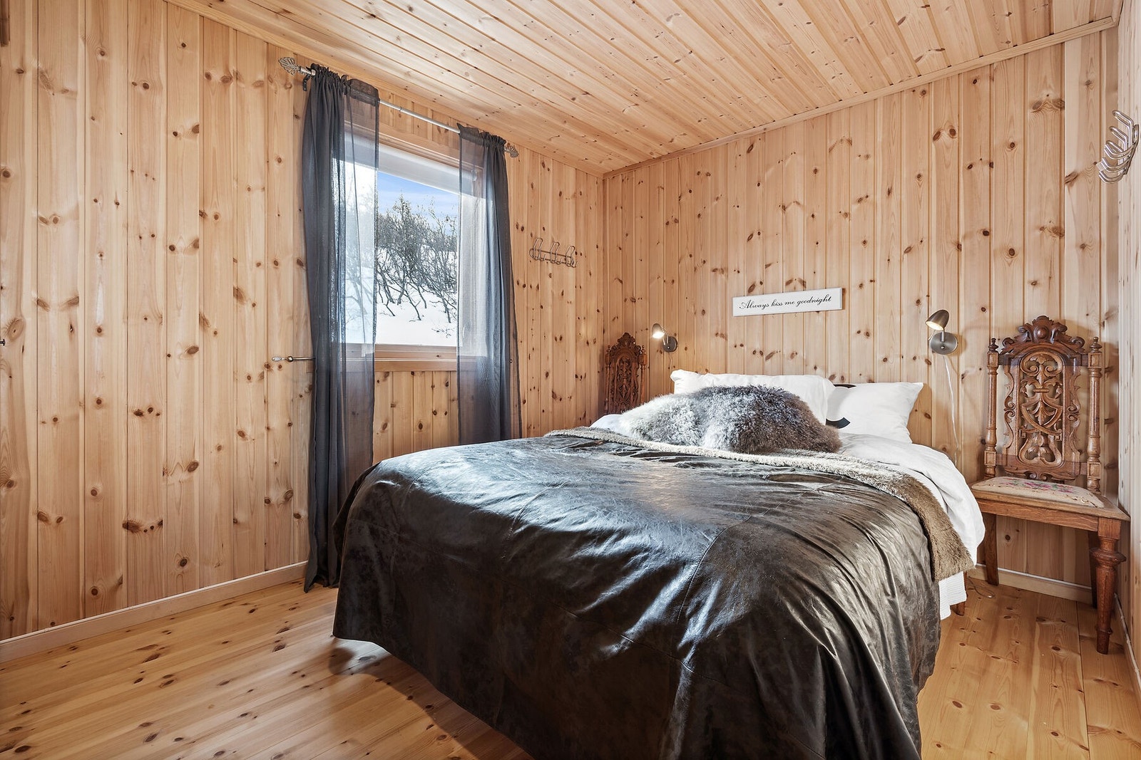 Hovedsoverom - Romslig soverom med overflater i furu. Galleribilde