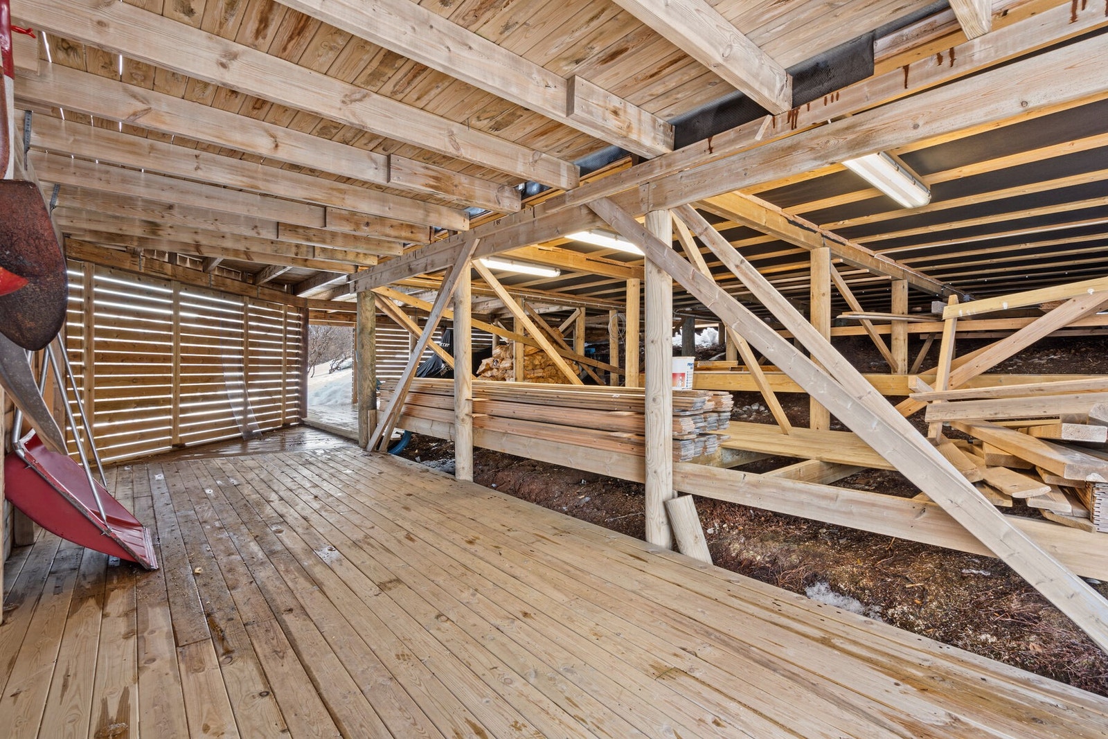 Oppbevaring under hytta. Galleribilde