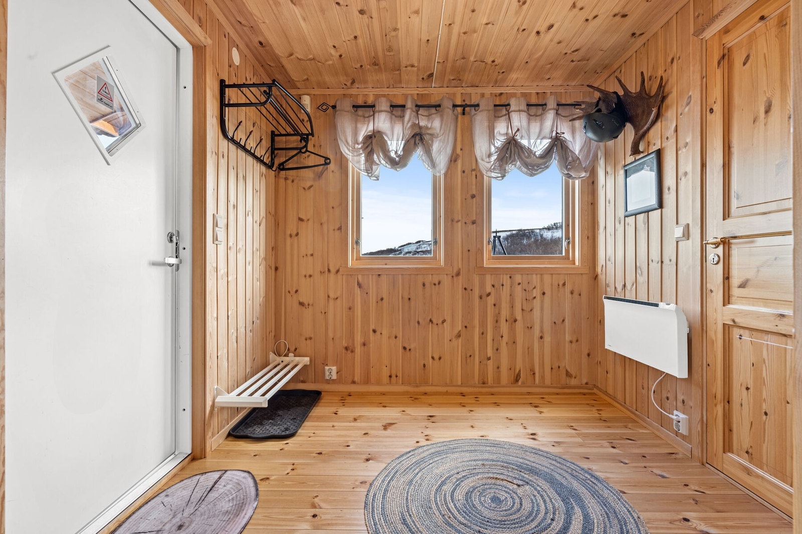 Entre - Vinduer med karmer av tre med 2 lags energiglass. Trehvite karmer innvendig og malt utvendig. Galleribilde