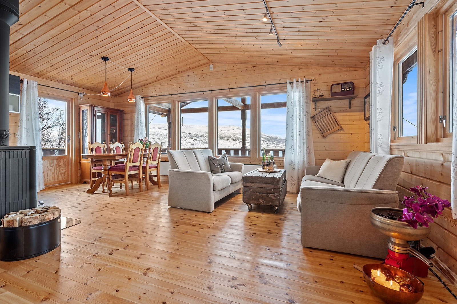 Hytte Russenes - Innholdsrik tradisjonell hytte med 2 soverom, flott utsikt og veranda rundt hele hytta! Galleribilde