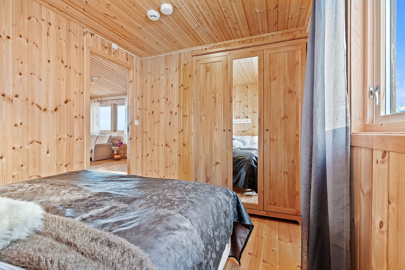 Hovedsoverom - Garderobeskap med speil, samt røykvarslere montert. Galleribilde