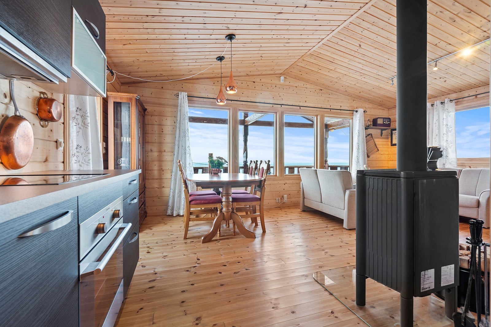 Kjøkken - Åpen planløsning fra kjøkken til stue/spisestue. Galleribilde
