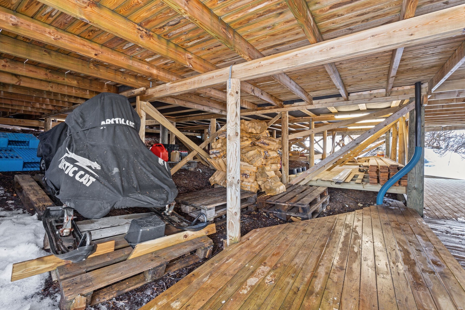 Oppbevaring under hytta. Galleribilde