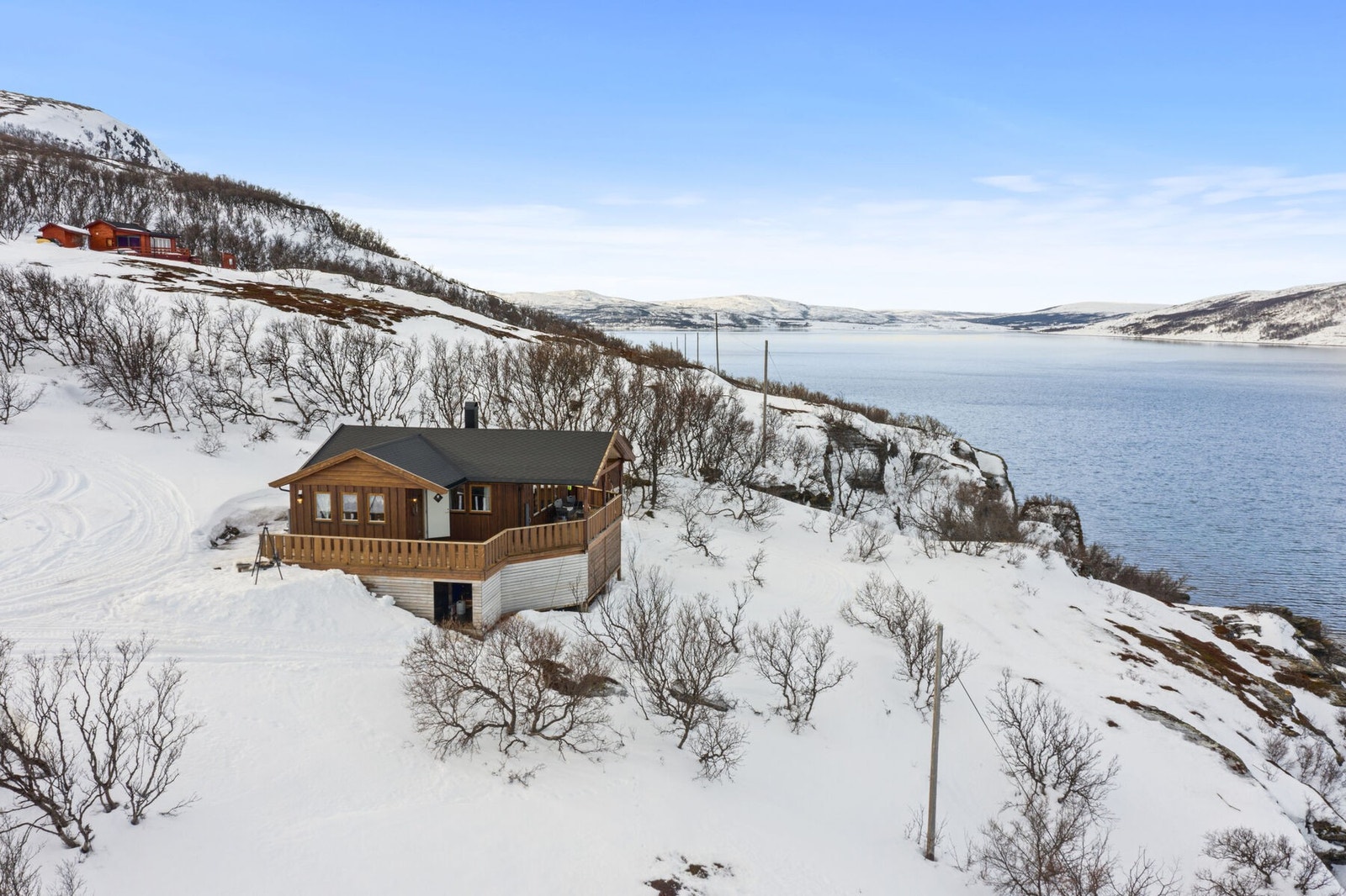 Hytta ligger meget fint til i terrenget, og nyter en eventyrlig utsikt mot sjøen. Galleribilde