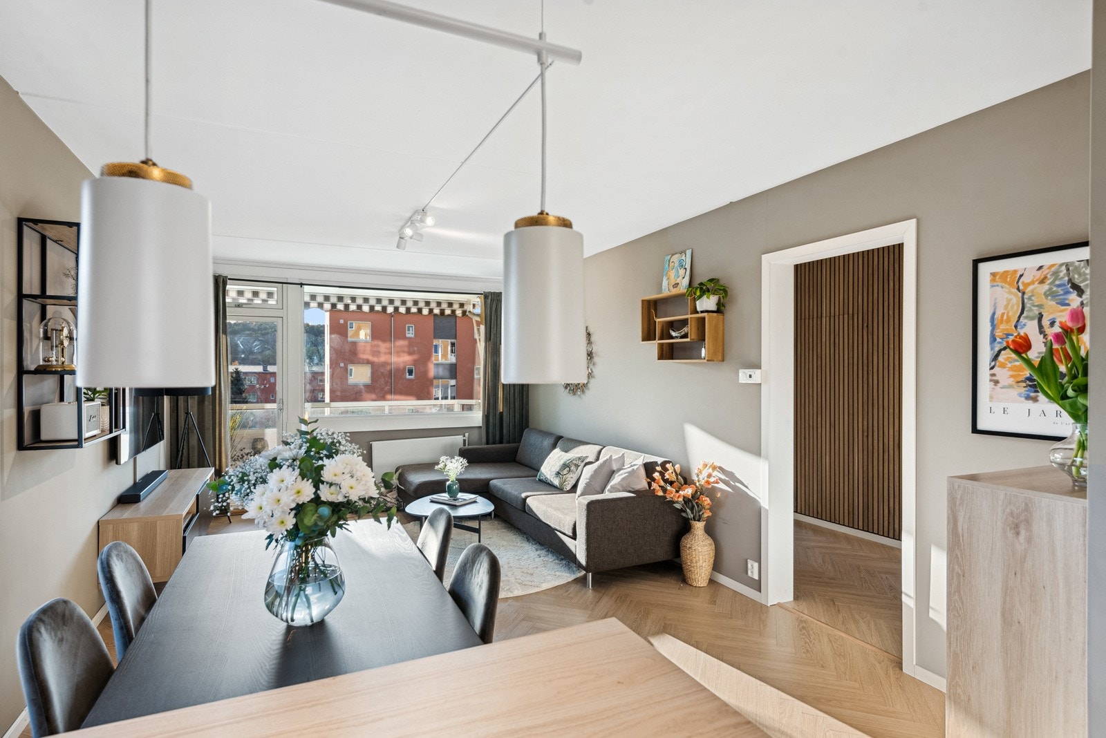 Meget lys og romslig stue med ekstra vindu på gavlveggen. Galleribilde