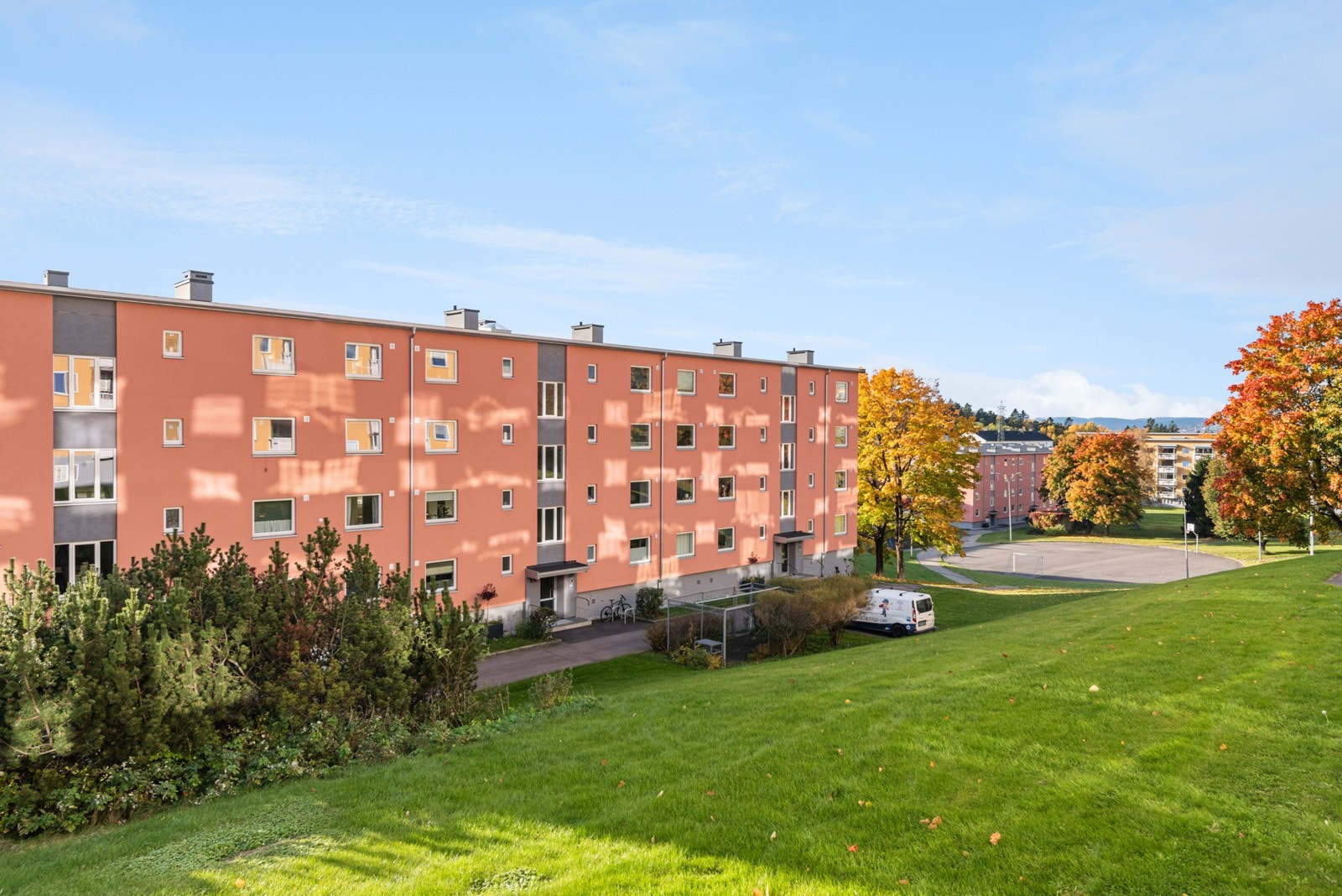 Fin utsikt fra balkongen mot store og fine grøntarealer. Galleribilde