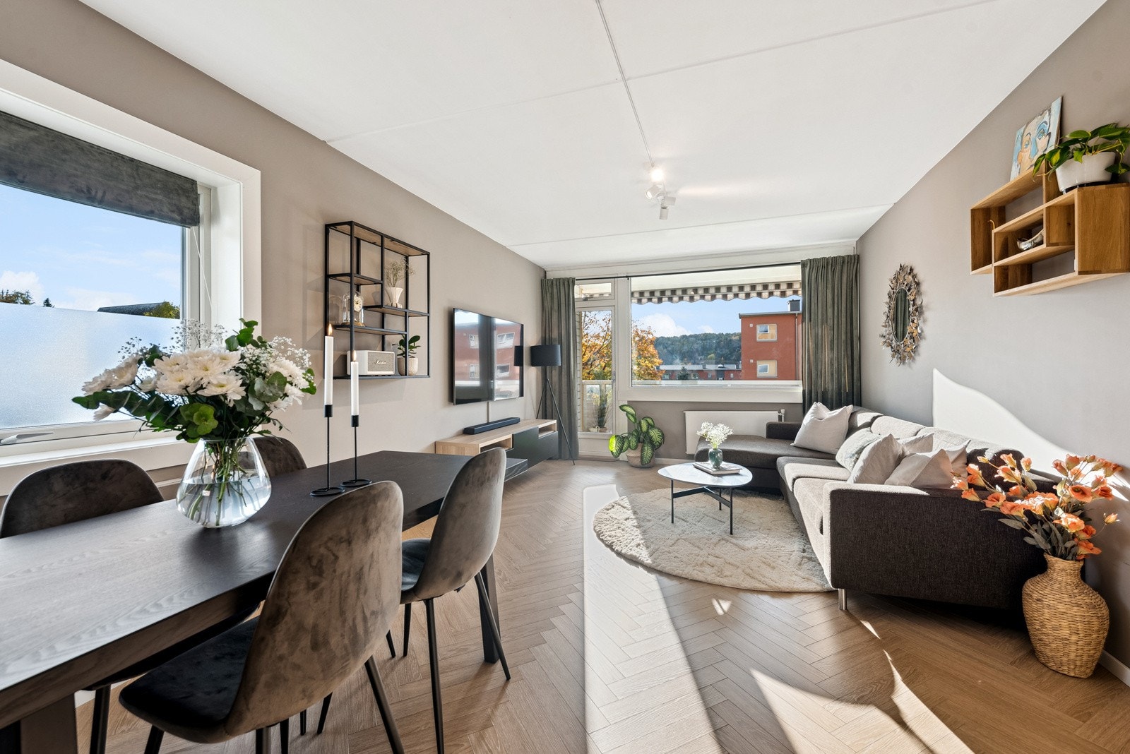 Velkommen til pen og påkostet 2-roms endeleilighet med sydvestvendt, solrik balkong. Galleribilde