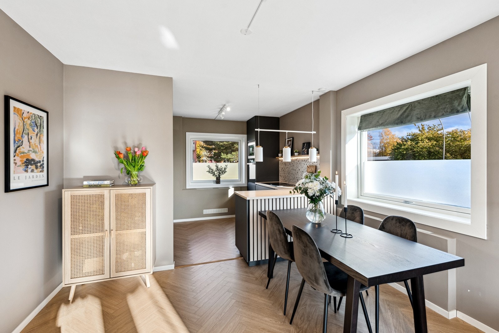 Åpen og fin leilighet med god plass til spisebord for hyggelige sammenkomster. Galleribilde