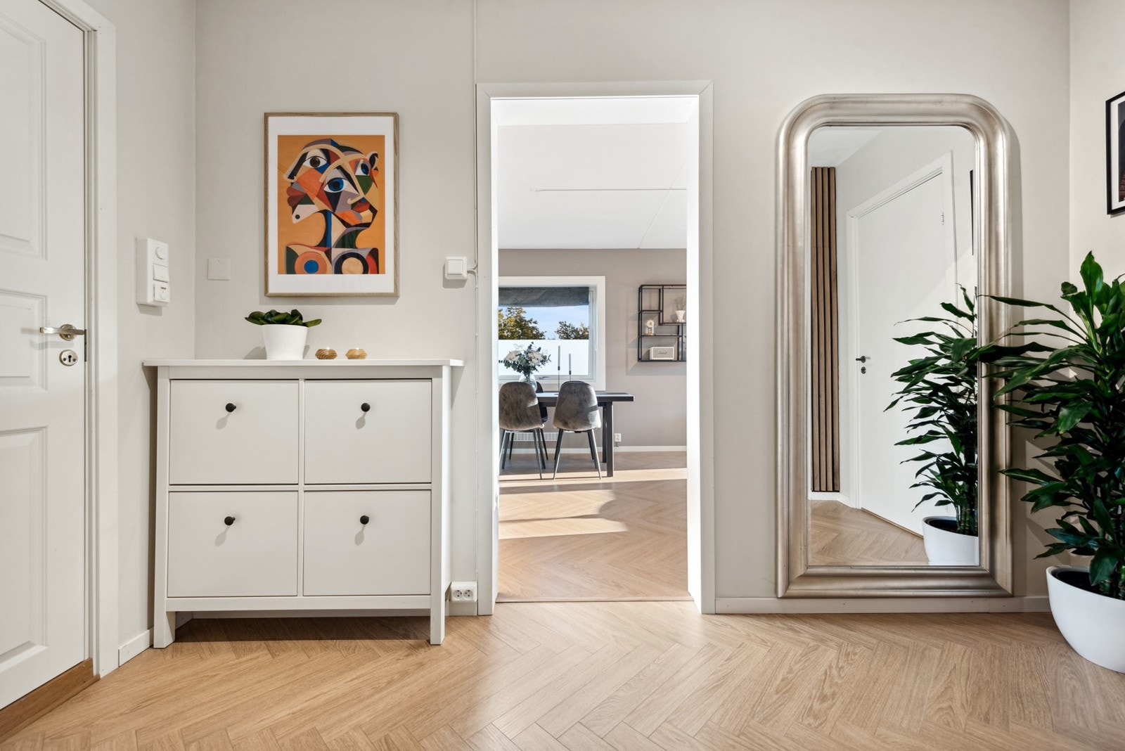 Lys og romslig entre med plassbygd garderobekott med god lagringsplass. Galleribilde